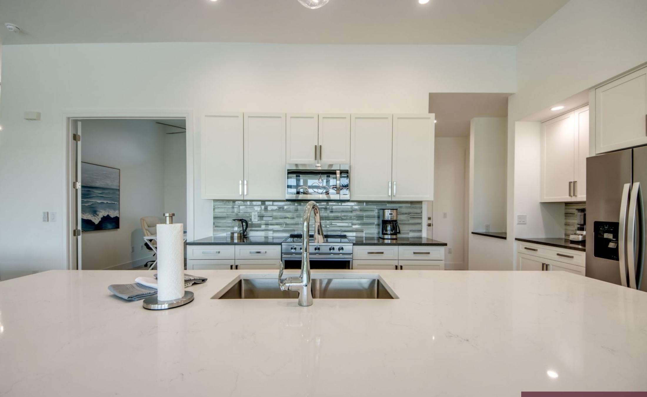 Privates Bootsdock am Kanal mit Blick aufs Wasser bei Sonnenuntergang.