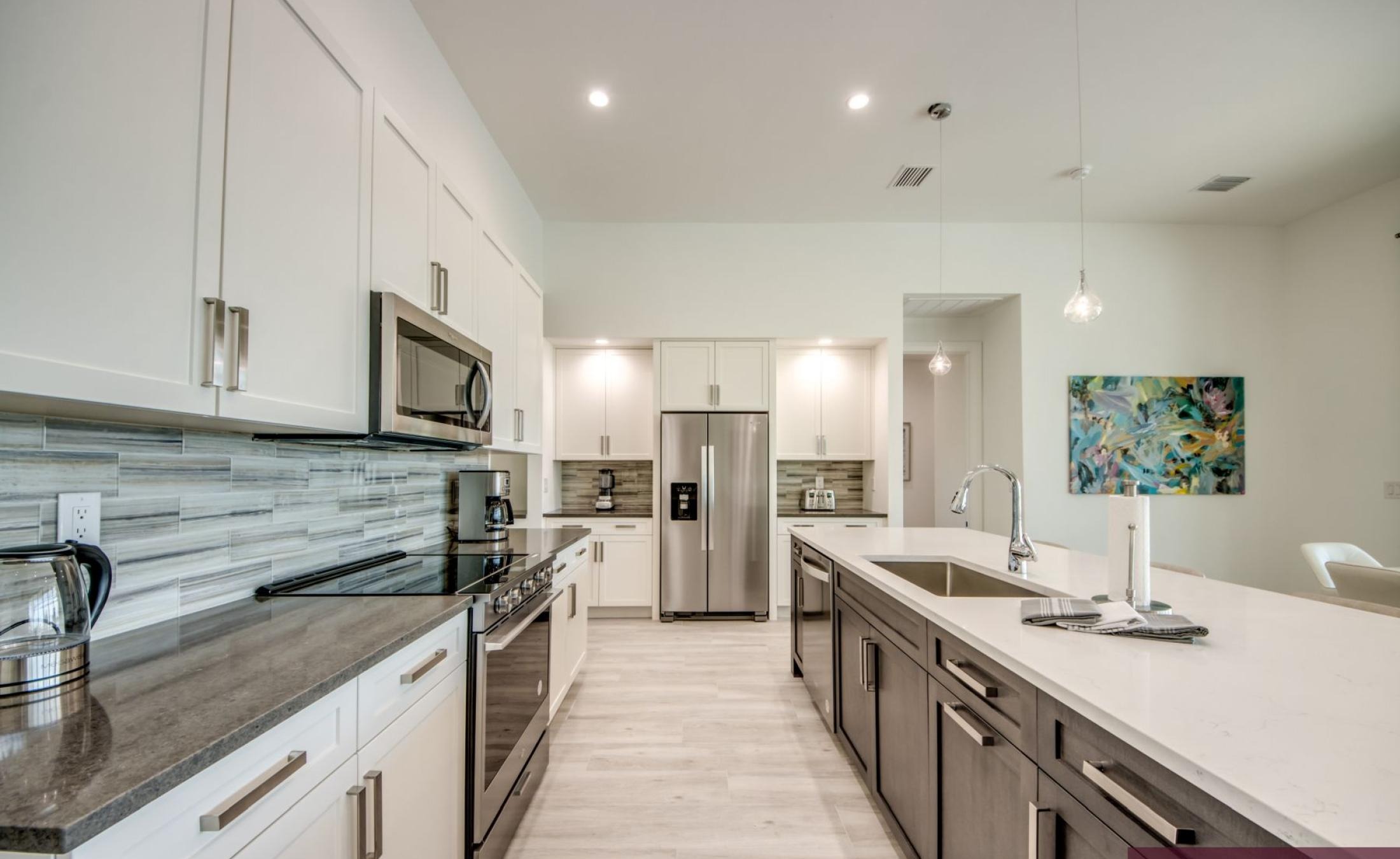 Privates Bootsdock am Kanal mit Blick aufs Wasser.