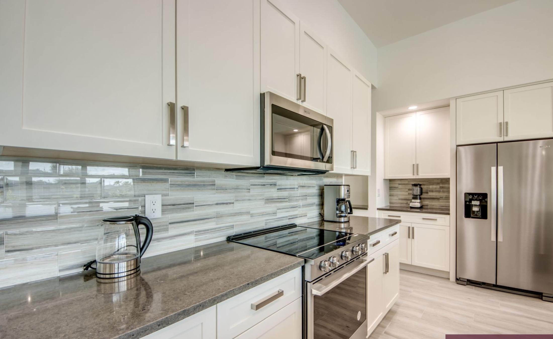 Privates Bootsdock am Kanal mit Gulf-Zugang bei Sonnenuntergang.