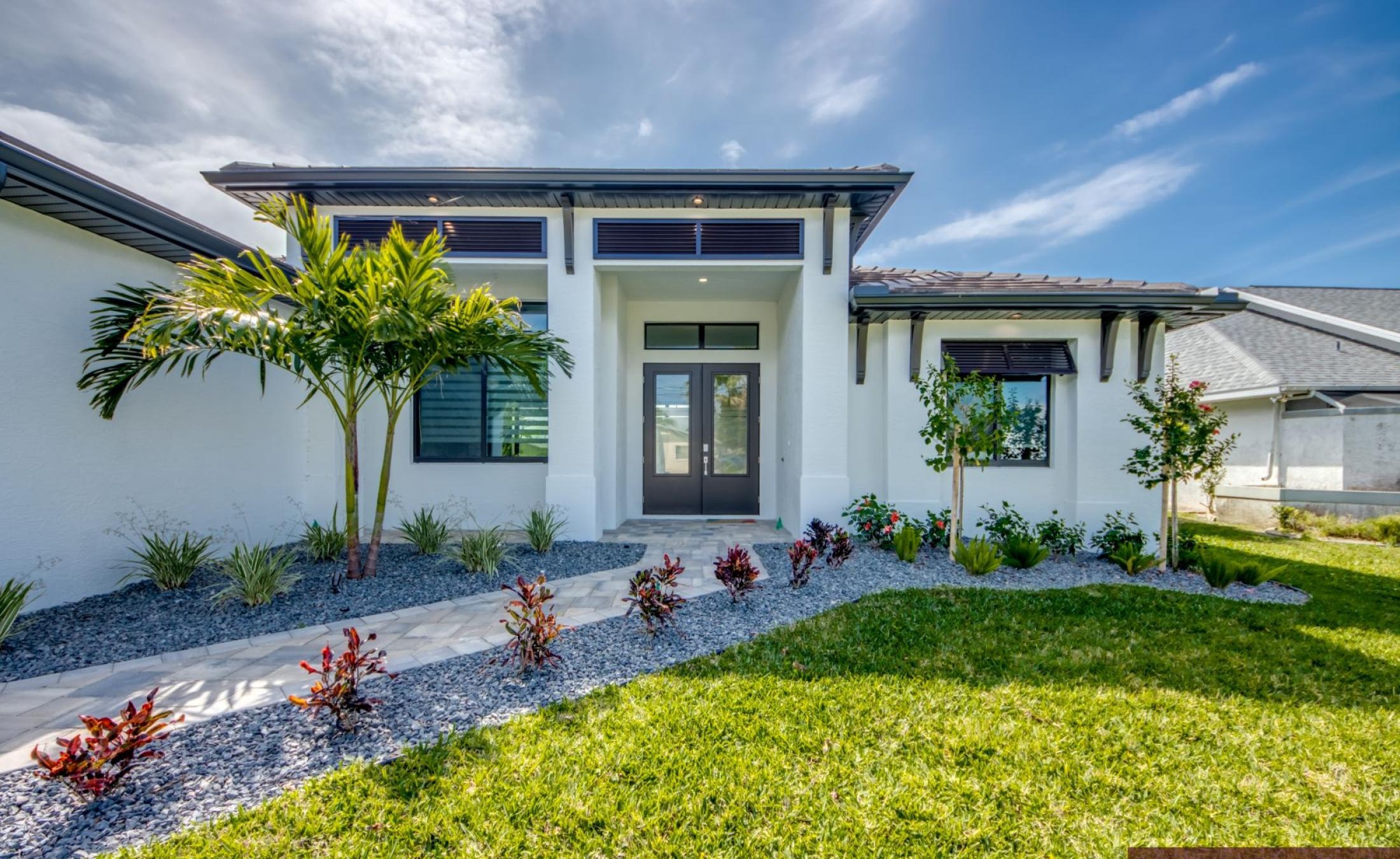 Privates Bootsdock am Kanal mit Blick aufs Wasser.