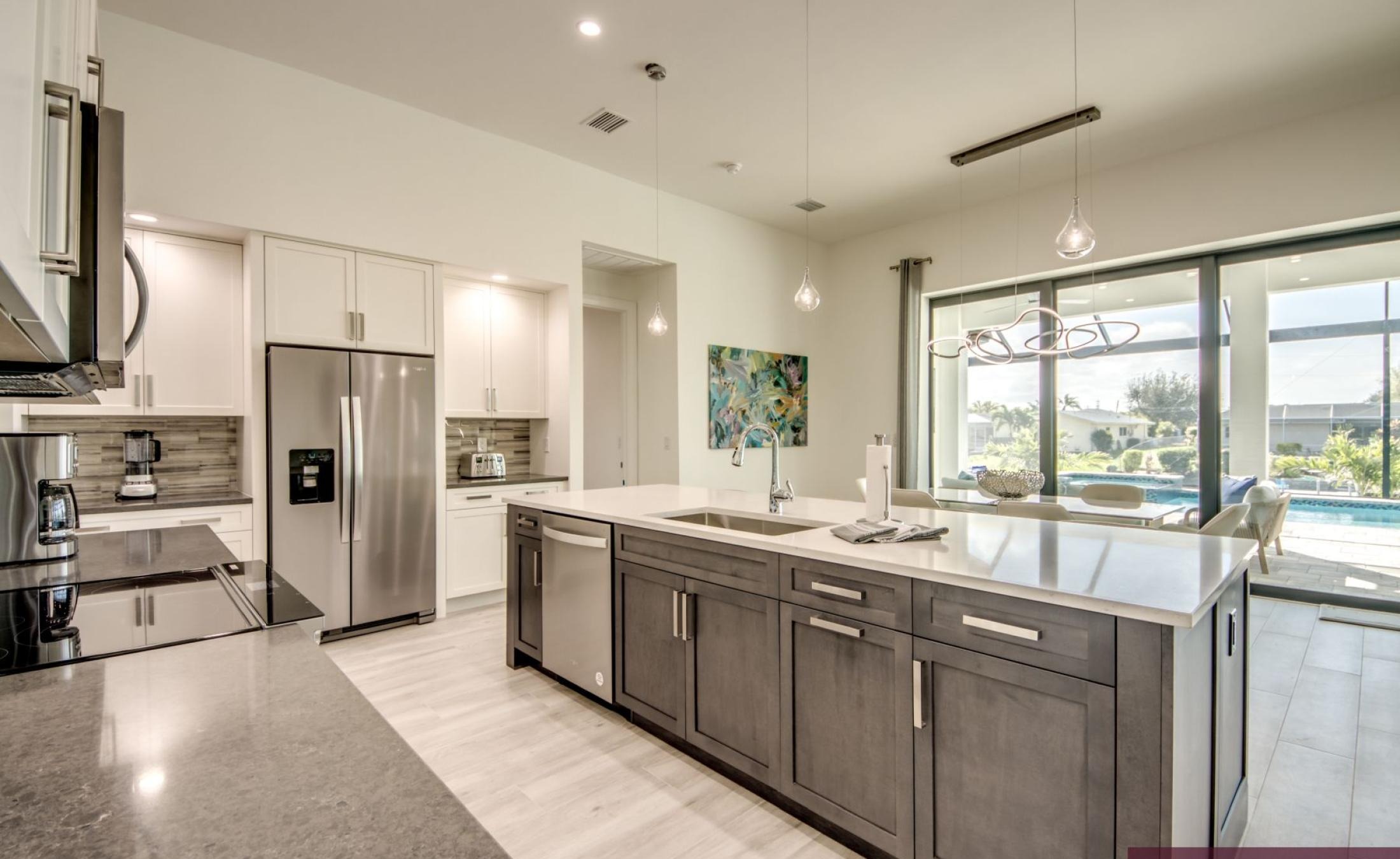 Privates Bootsdock am Kanal mit Blick aufs Wasser.