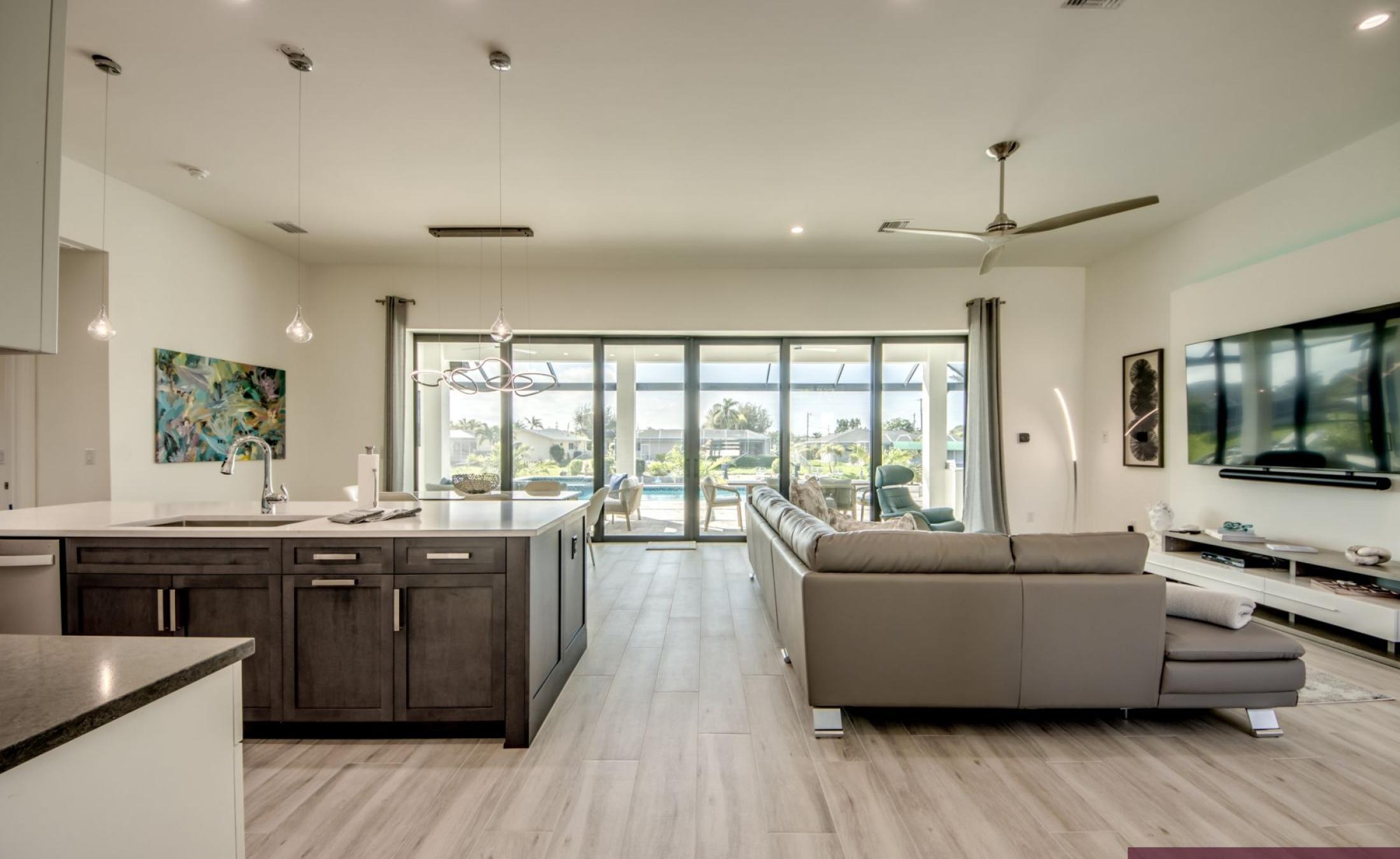 Terrasse am Wasser mit privatem Bootsdock und Blick auf den Kanal.