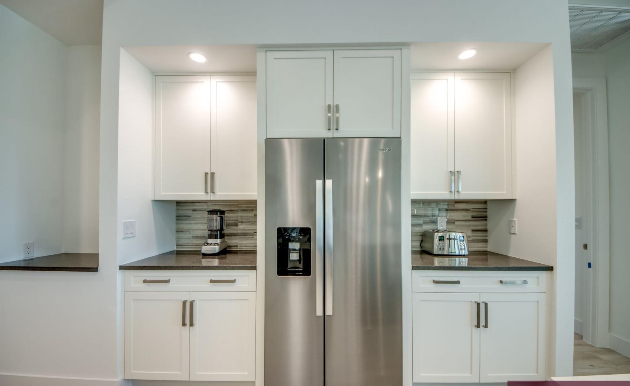 Privates Bootsdock am Kanal mit Blick aufs Wasser.