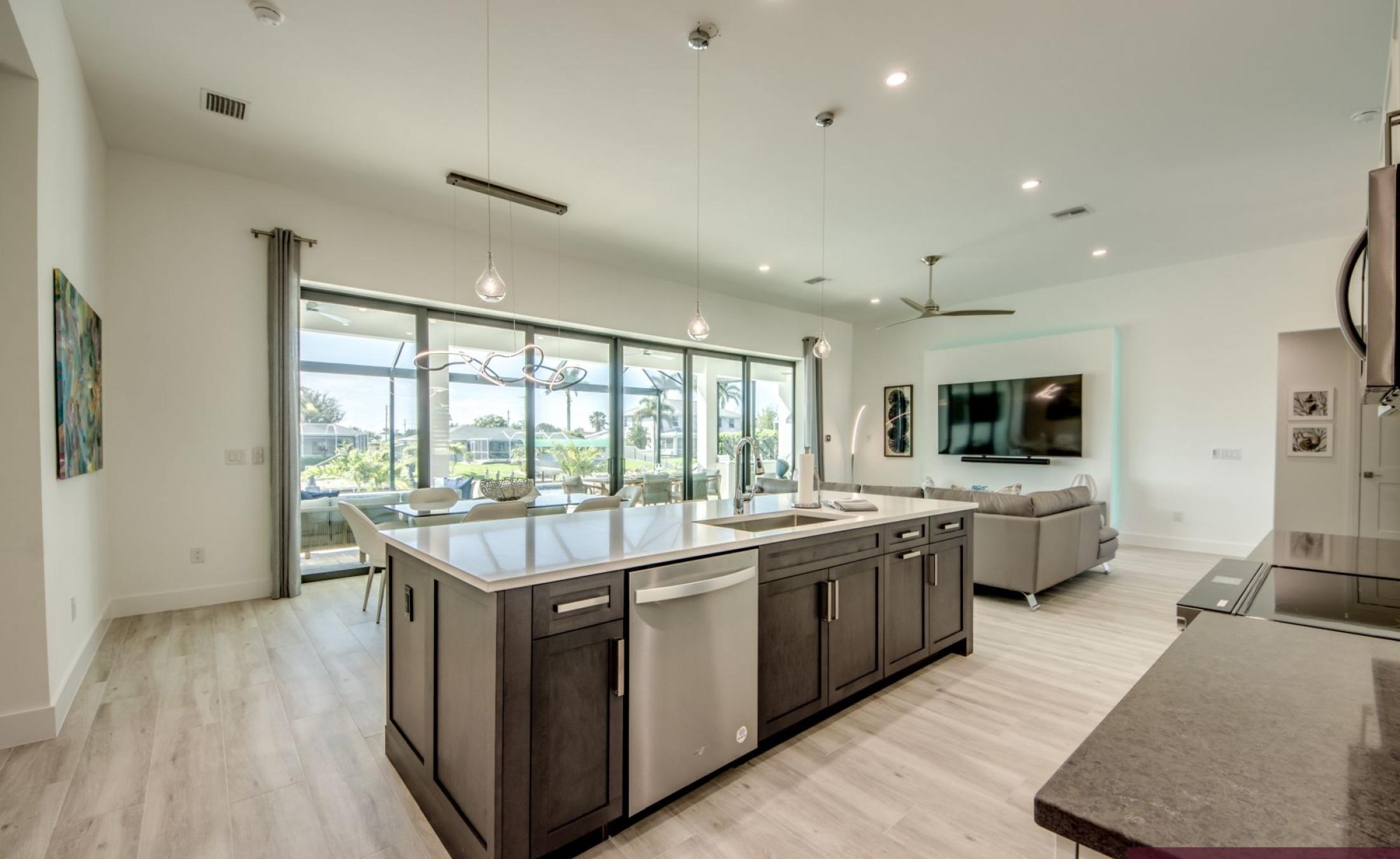 Südseitige Poolterrasse mit beheiztem Pool, Spa und Blick auf den Kanal mit privatem Bootsdock.