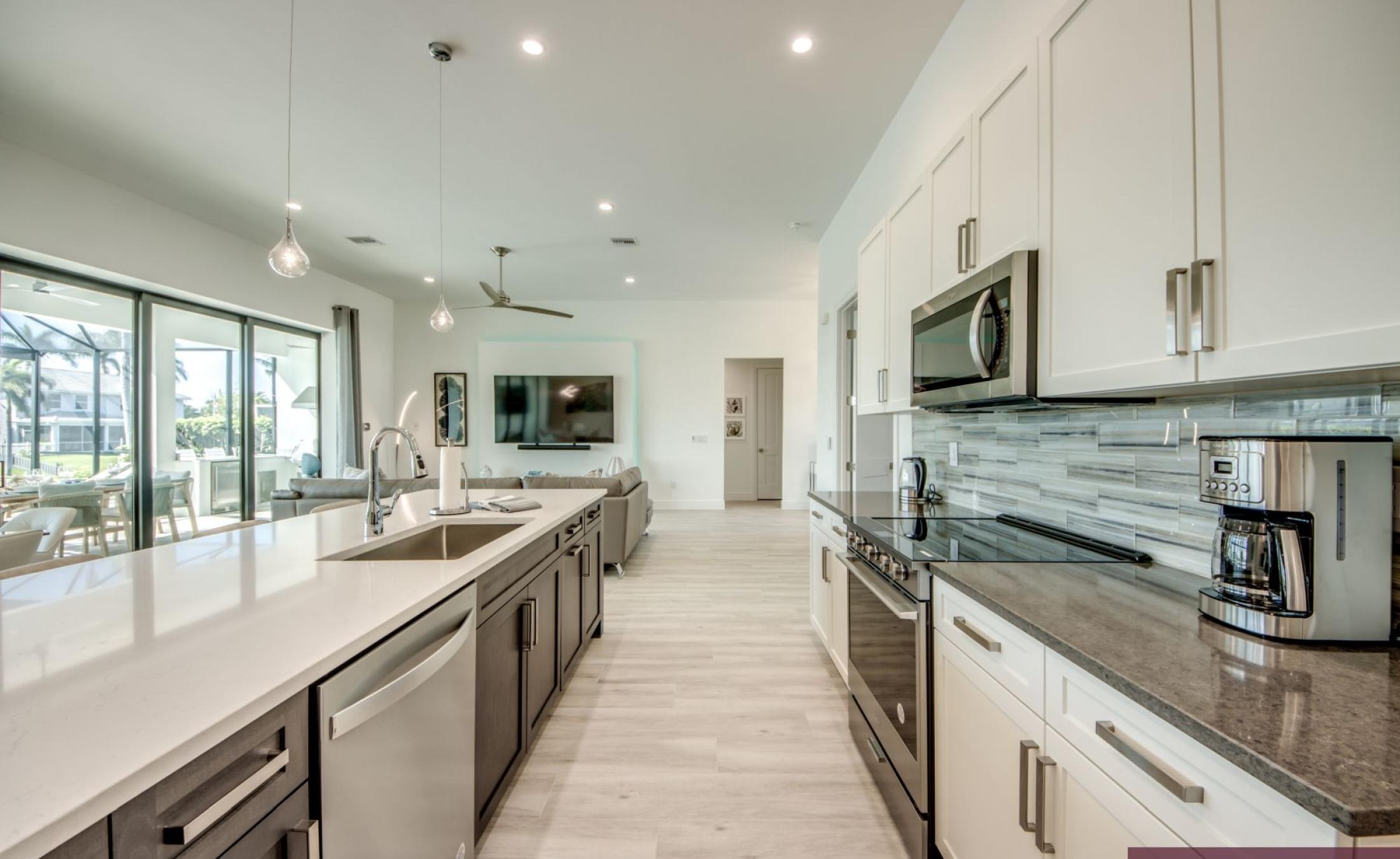 Privates Bootsdock am Kanal mit Blick aufs Wasser.