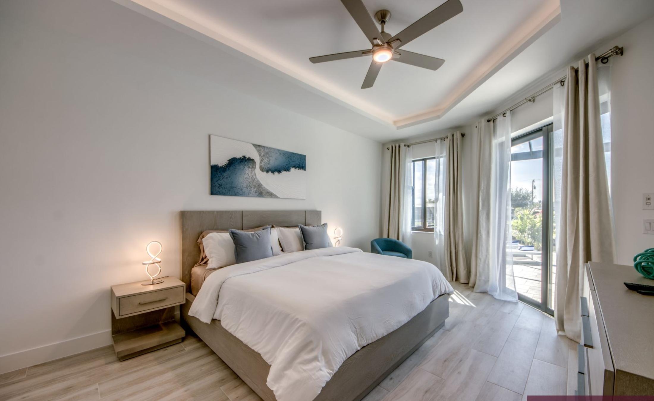 Privates Bootsdock am Kanal mit Blick aufs Wasser.