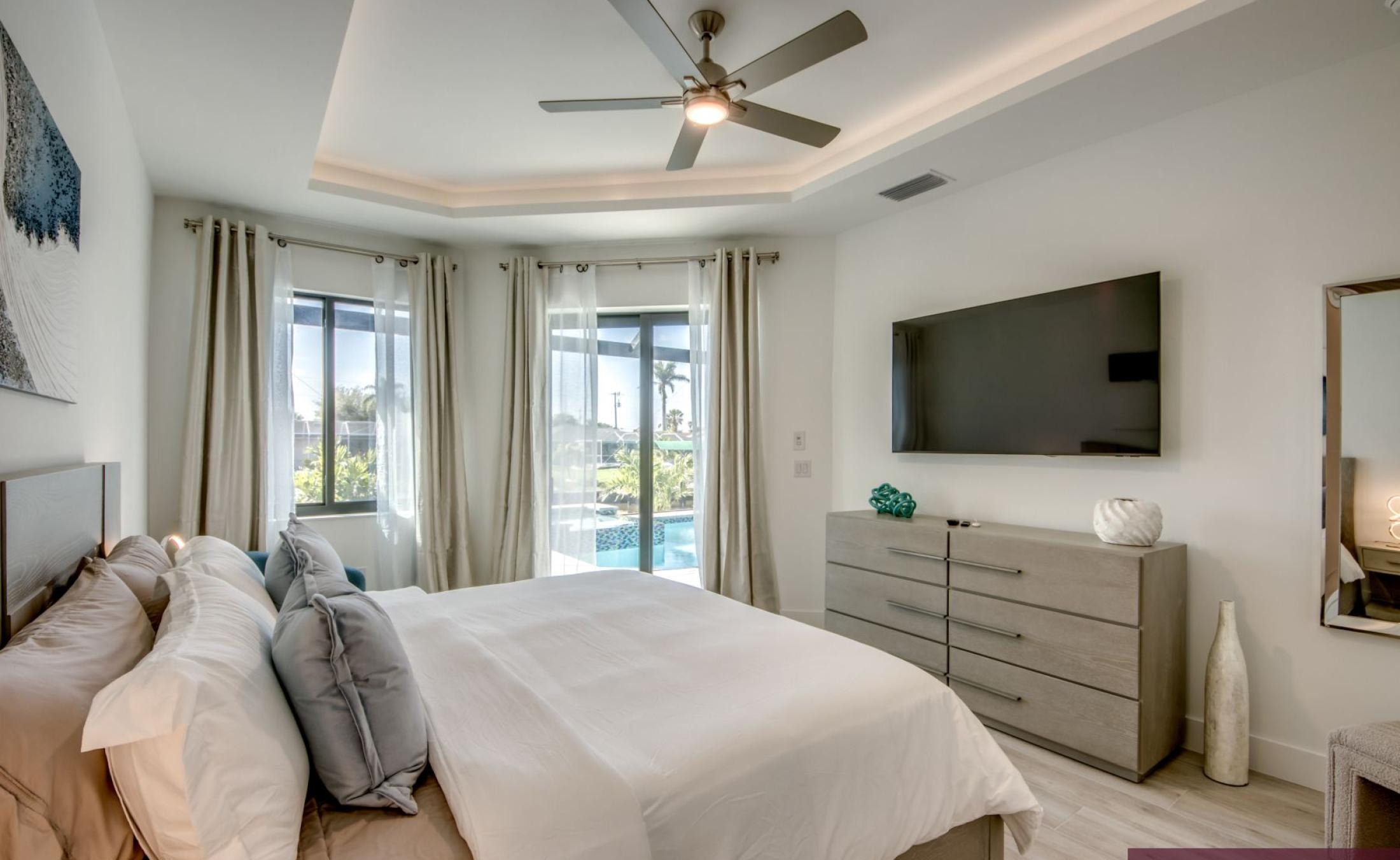 Privates Bootsdock am Kanal mit Blick aufs Wasser.