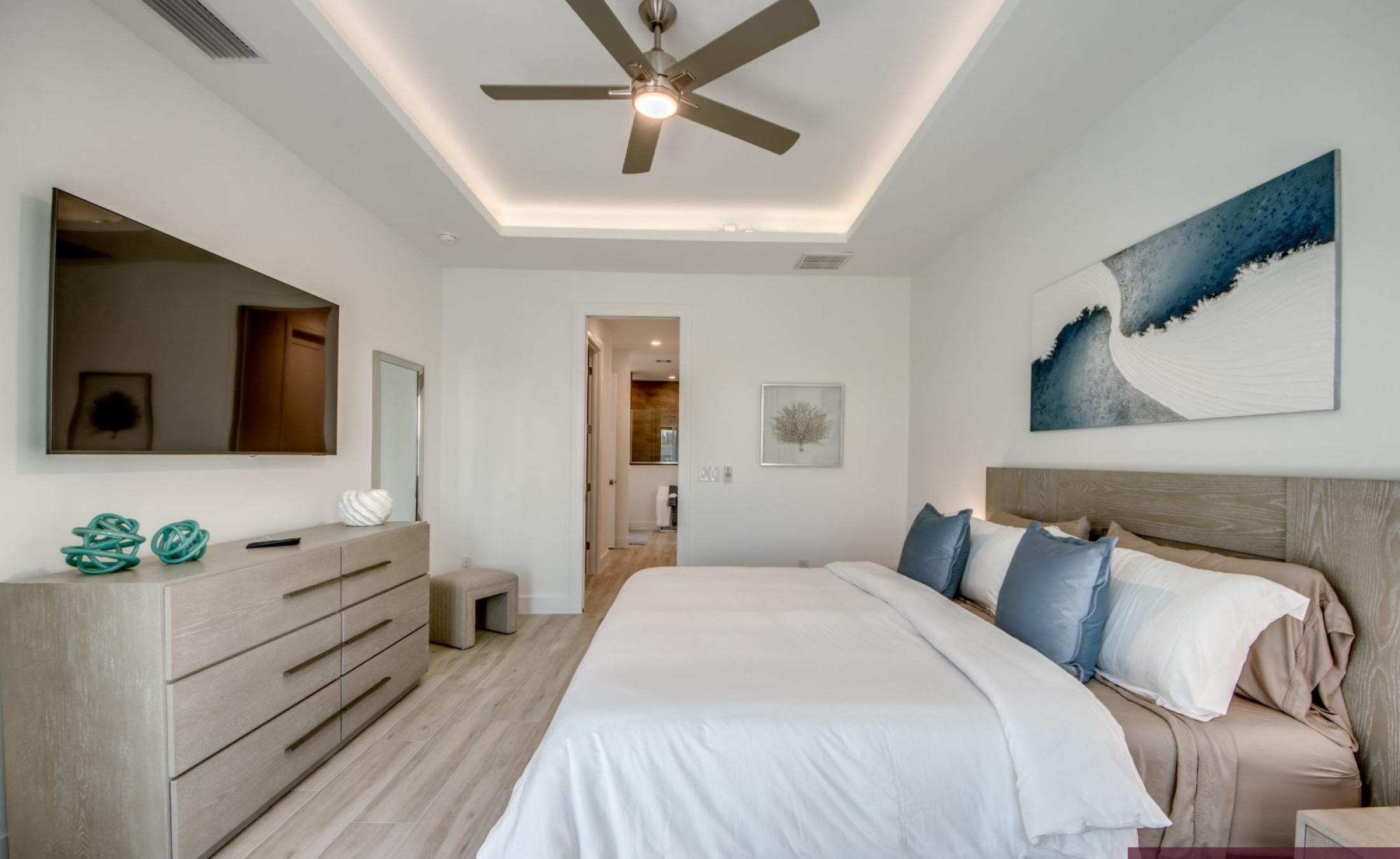 Privates Bootsdock am Kanal mit Blick aufs Wasser.