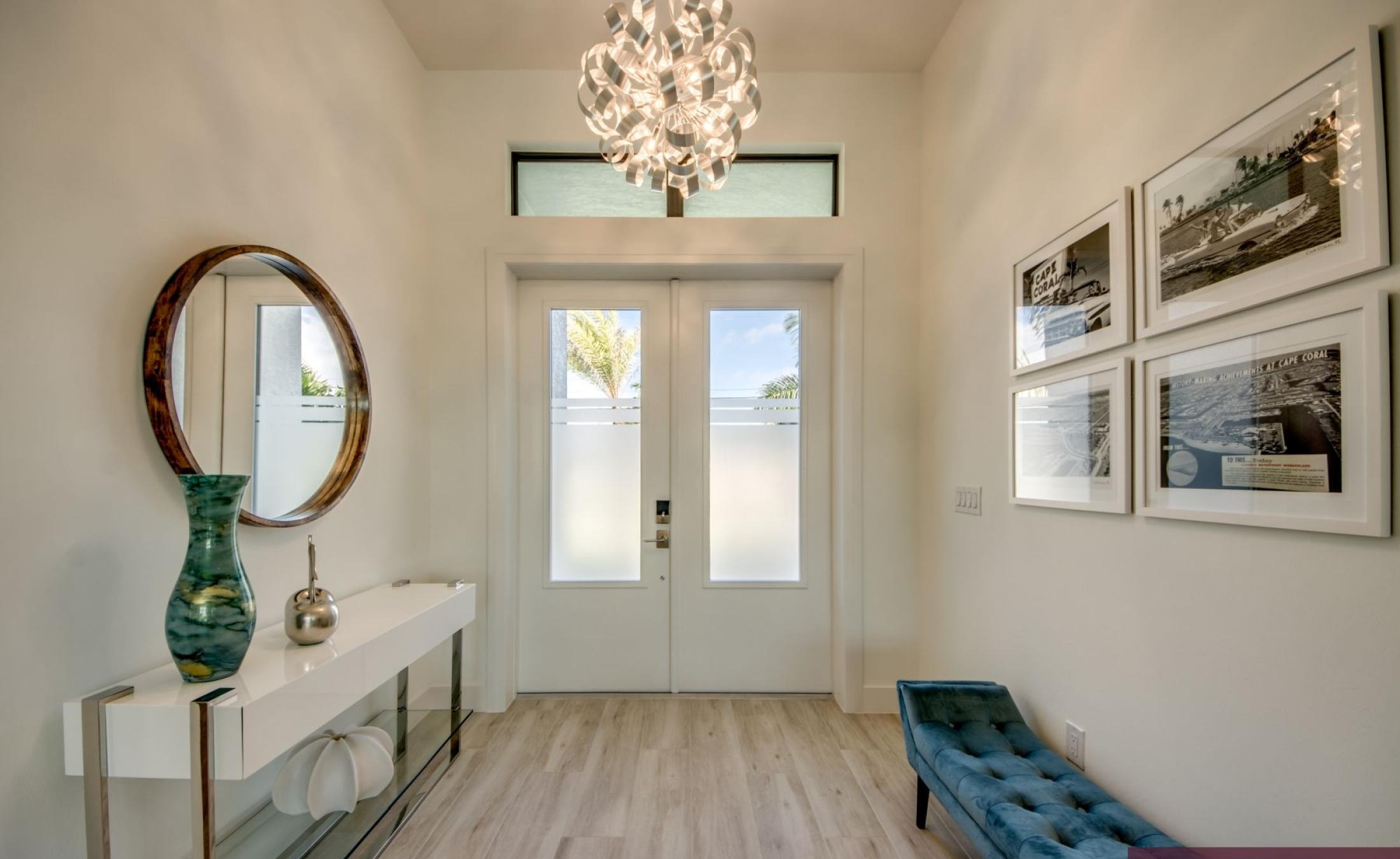 Privates Bootsdock am Kanal mit Blick aufs Wasser.