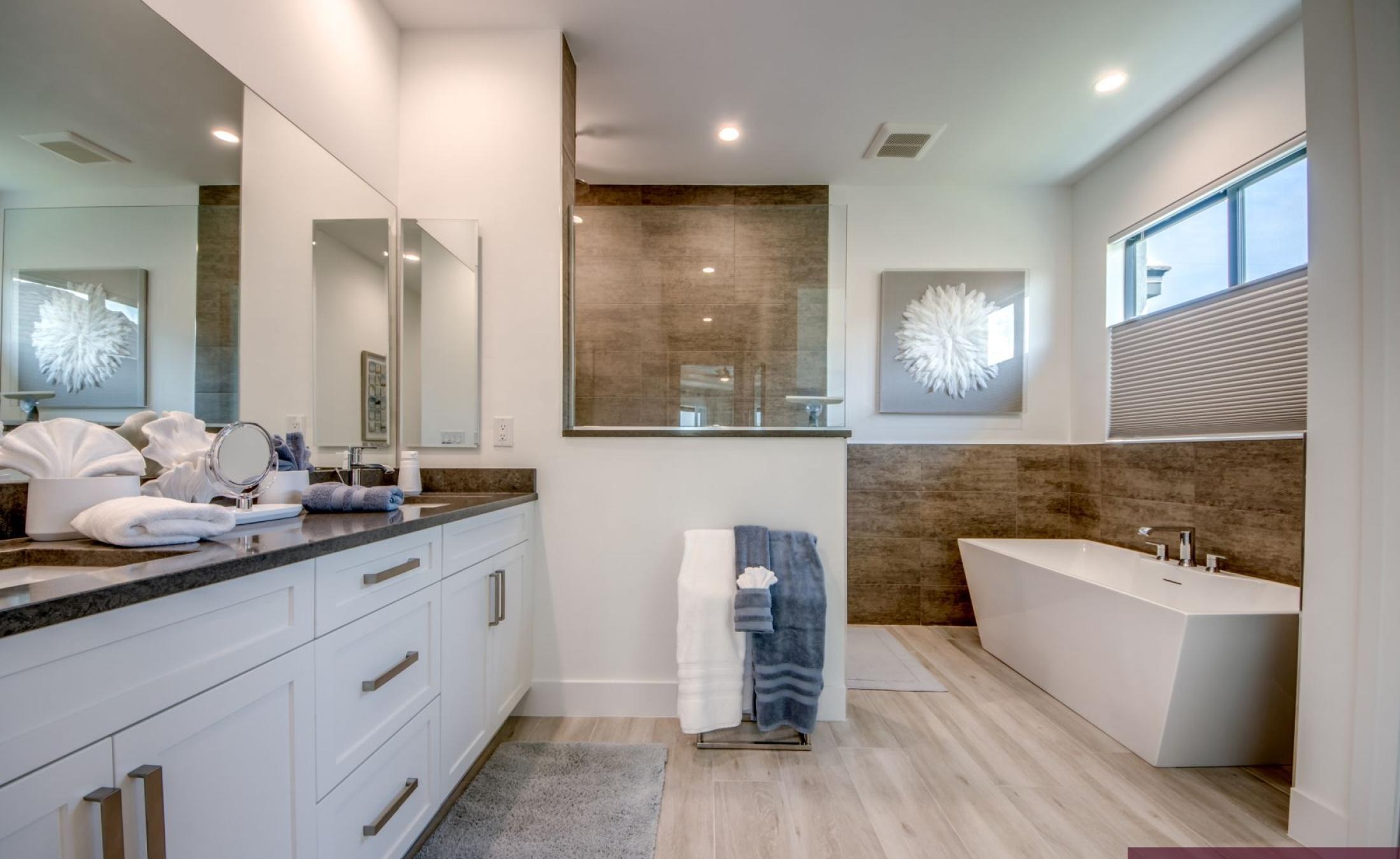 Privates Bootsdock am Kanal mit Blick aufs Wasser.