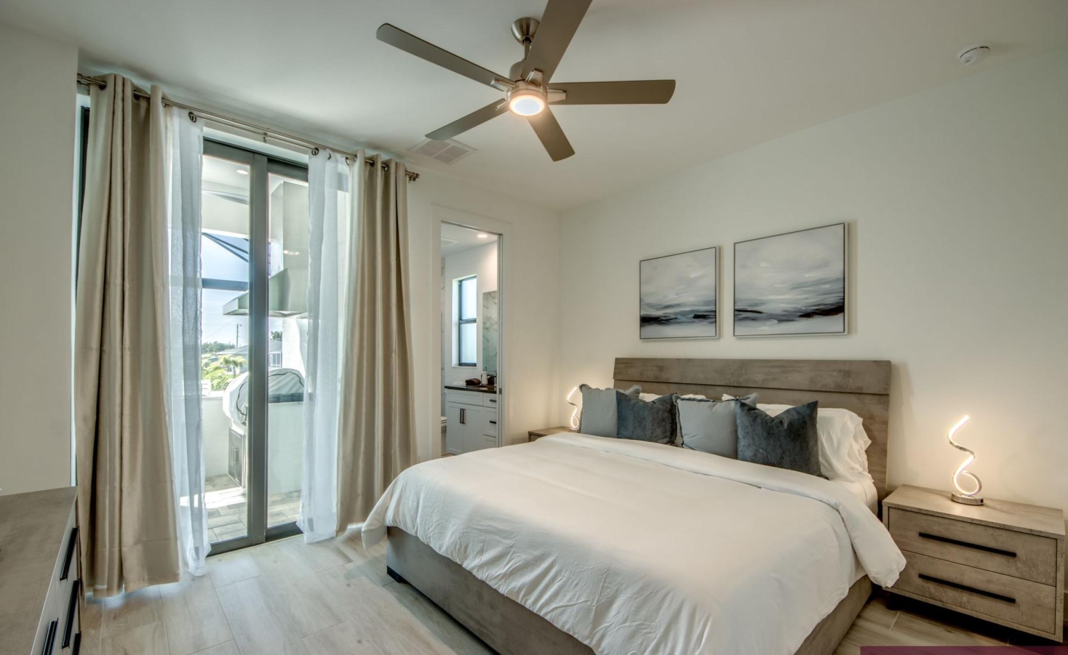 Privates Bootsdock am Kanal mit direktem Golfzugang.