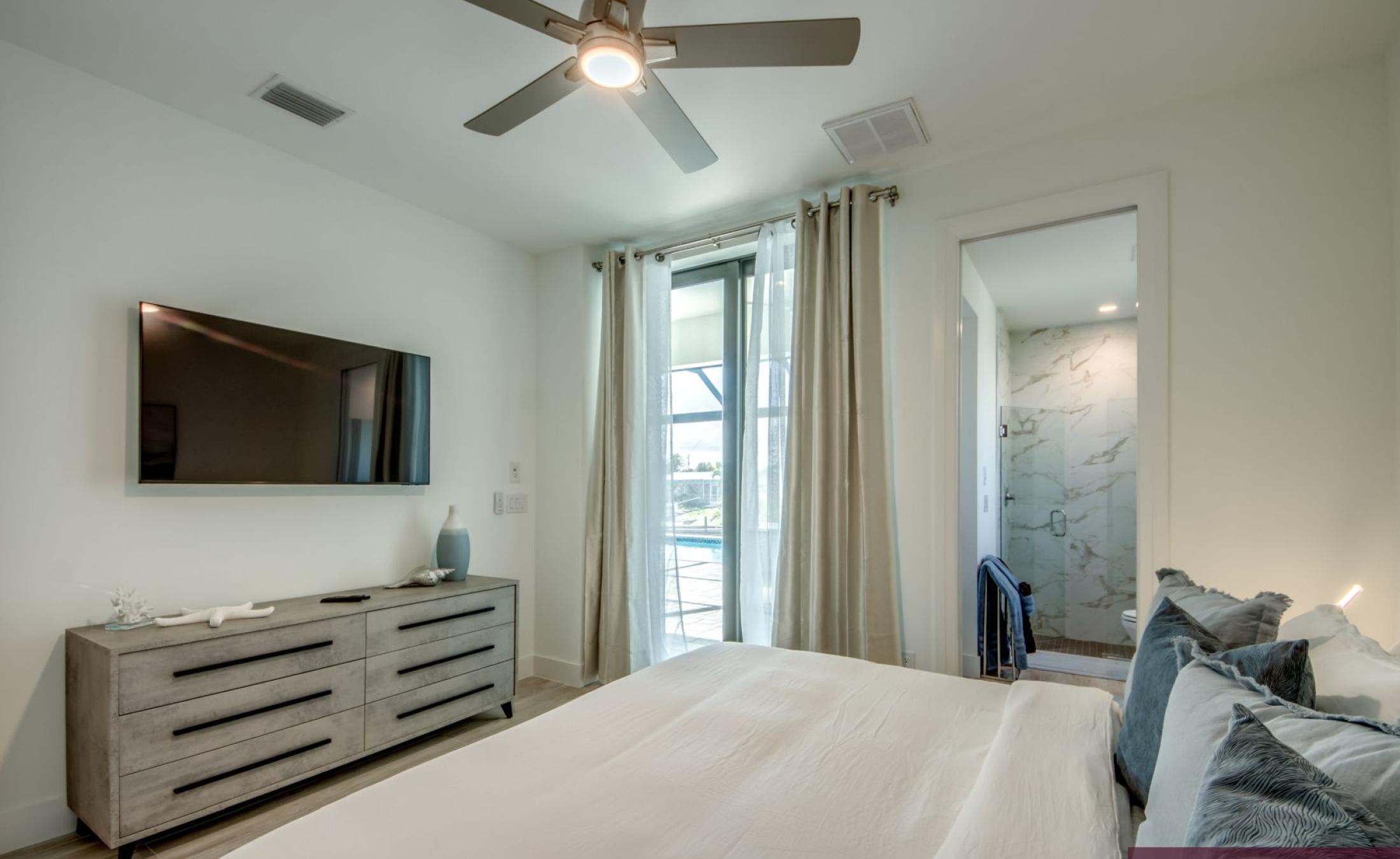 Privates Bootsdock am Kanal mit Blick aufs Wasser.