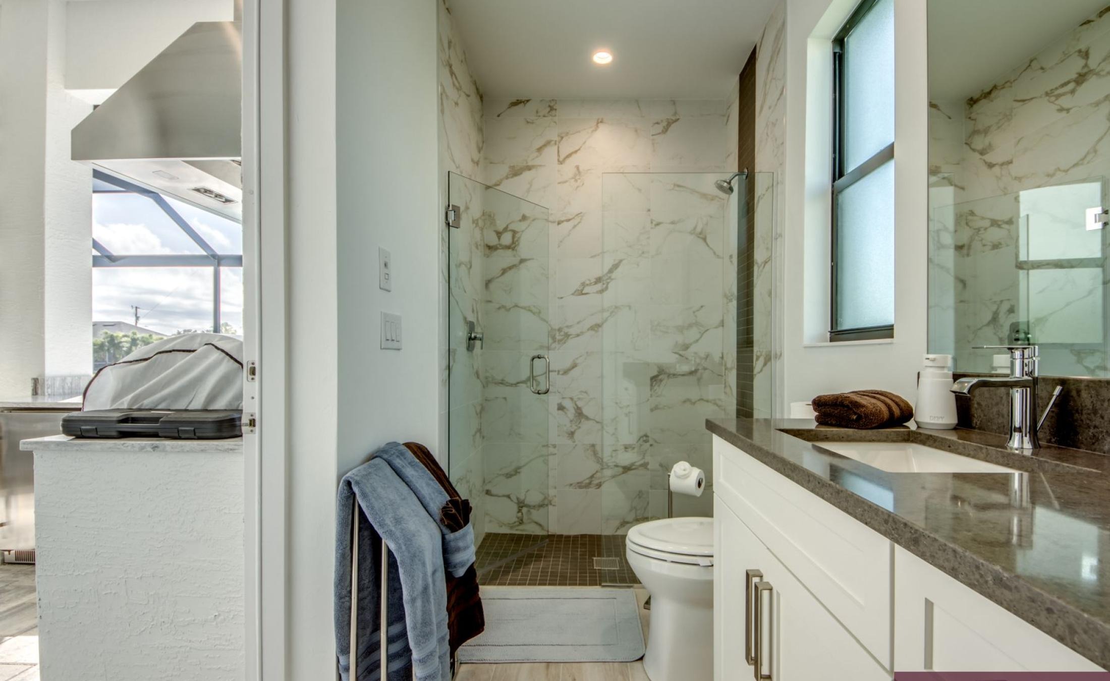 Privates Bootsdock am Kanal mit Blick aufs Wasser.