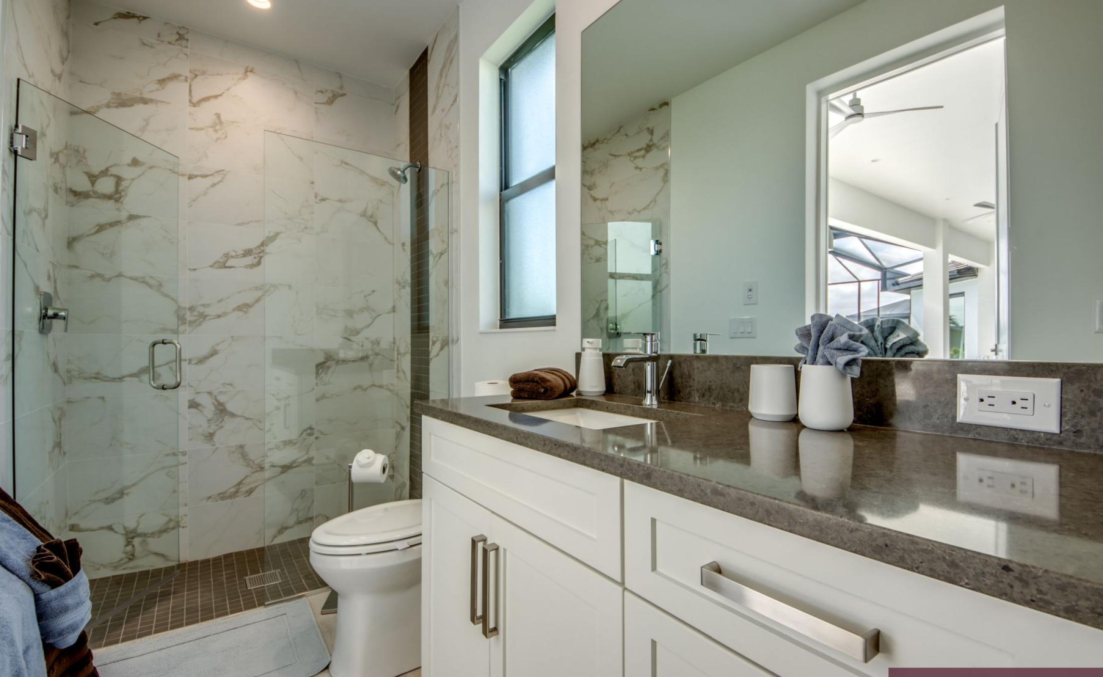 Privates Bootsdock am Kanal mit Blick aufs Wasser.