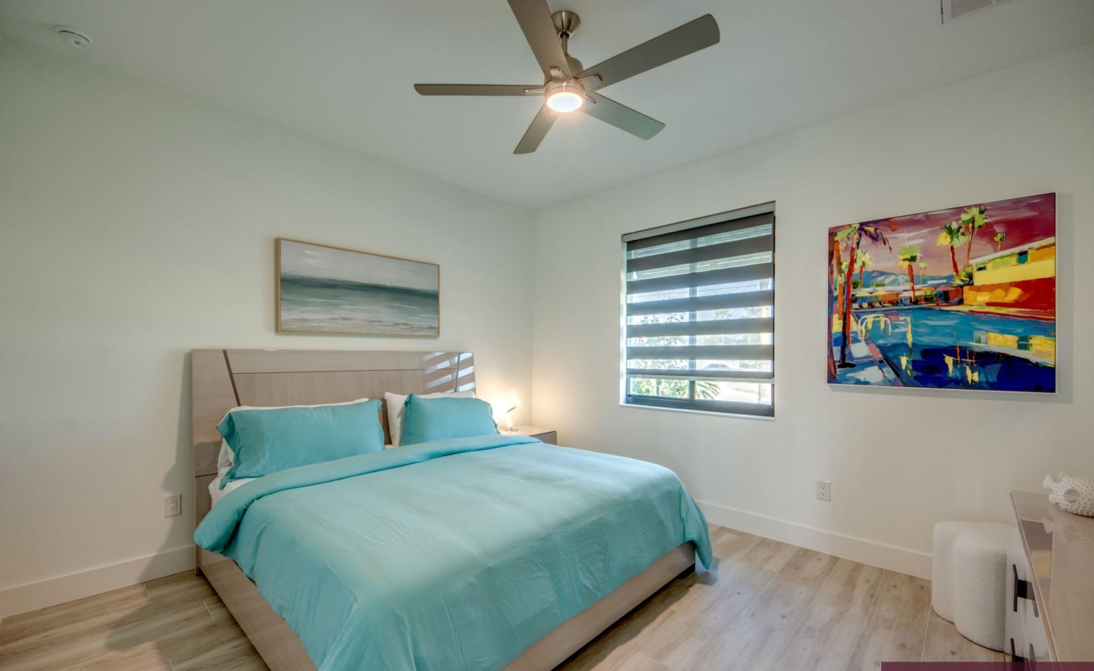 Privates Bootsdock am Kanal mit Blick aufs Wasser.