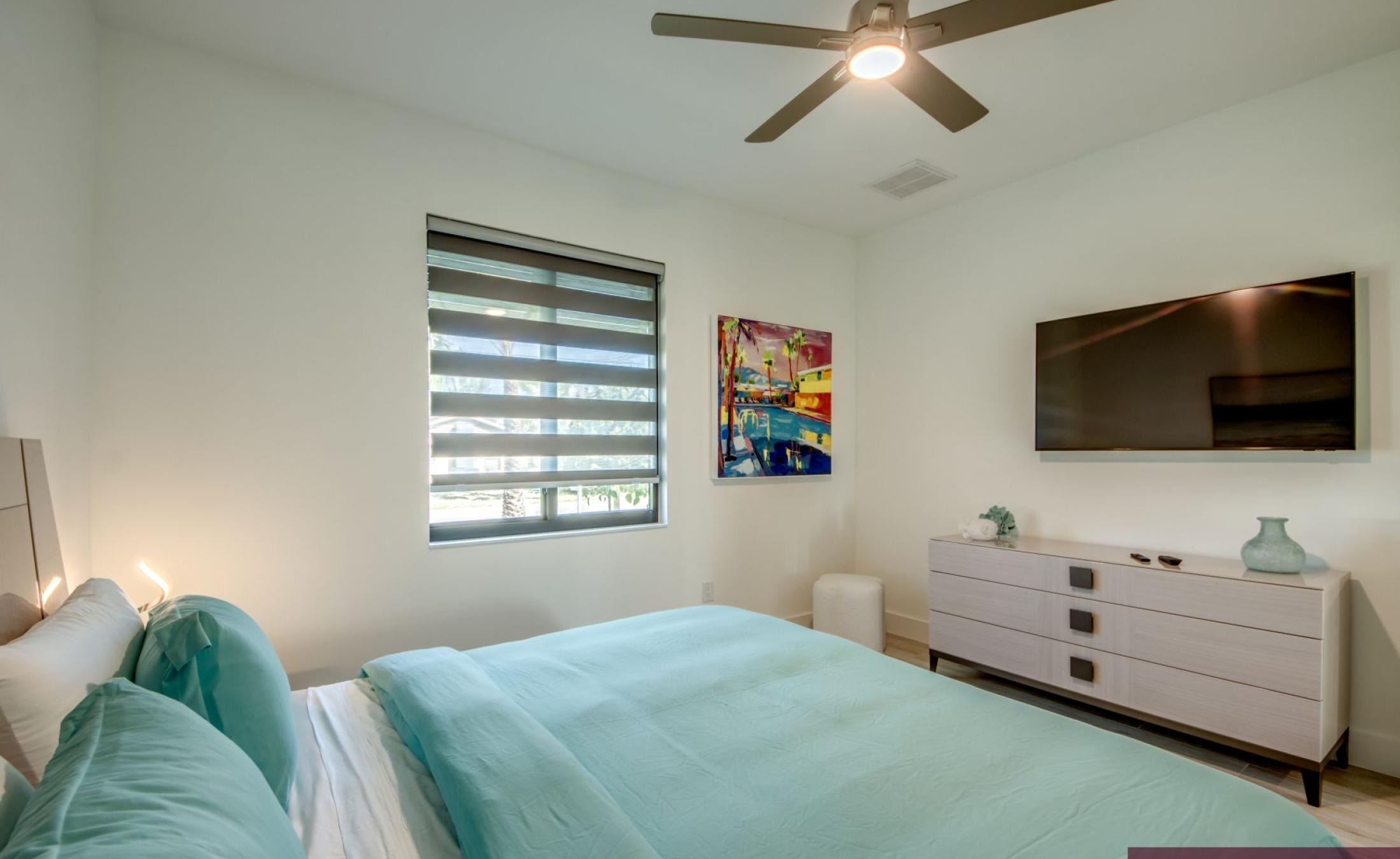 Privates Bootsdock am Kanal mit Blick aufs Wasser.