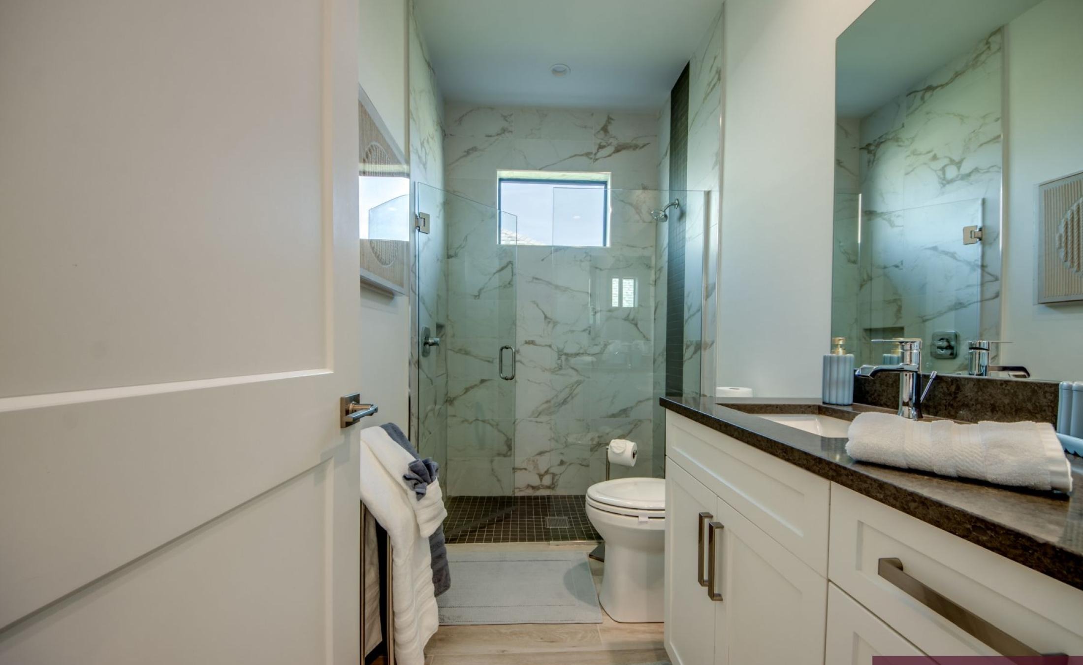 Privates Bootsdock am Kanal mit Blick aufs Wasser.