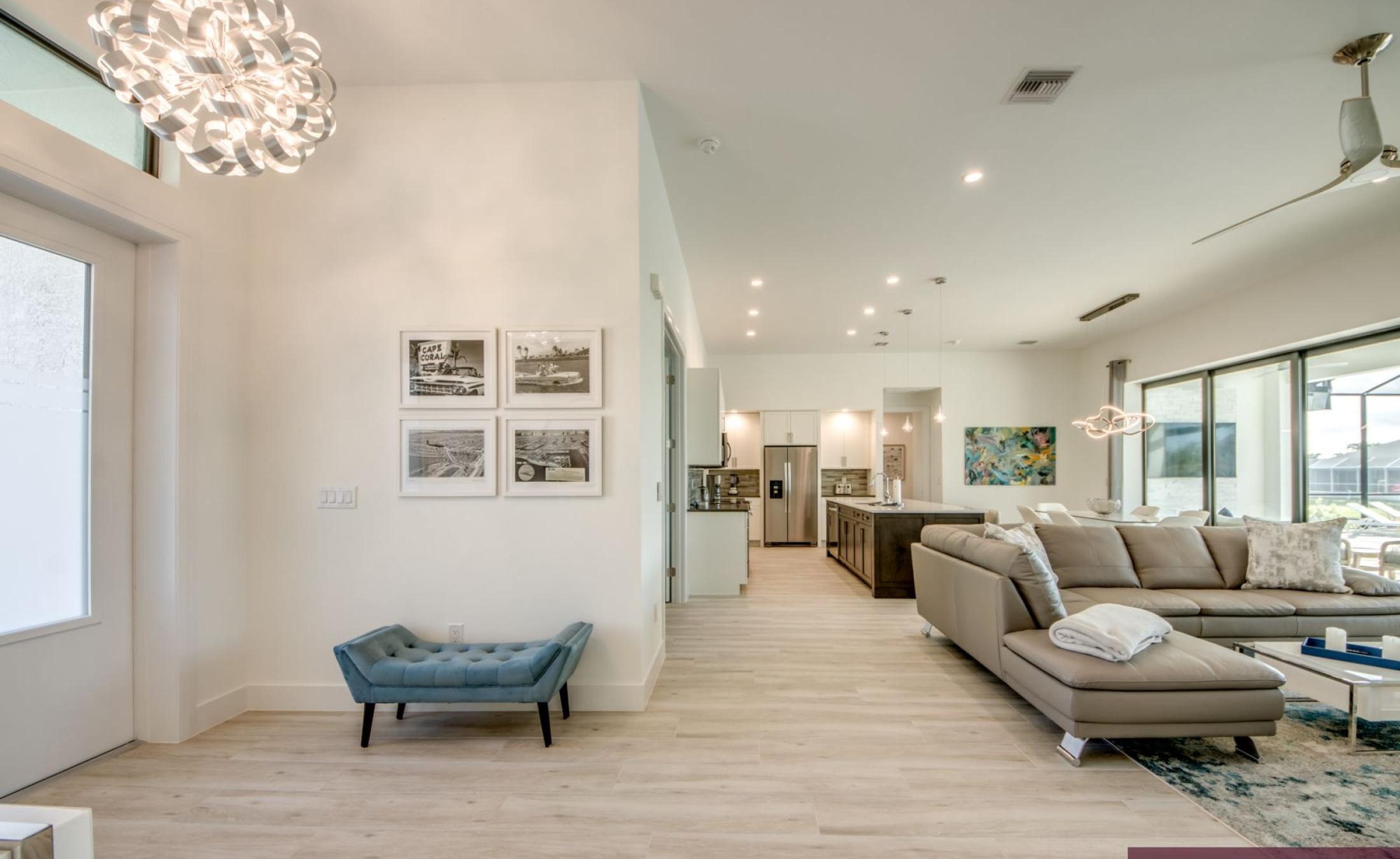 Privates Bootsdock am Kanal mit Blick aufs Wasser.