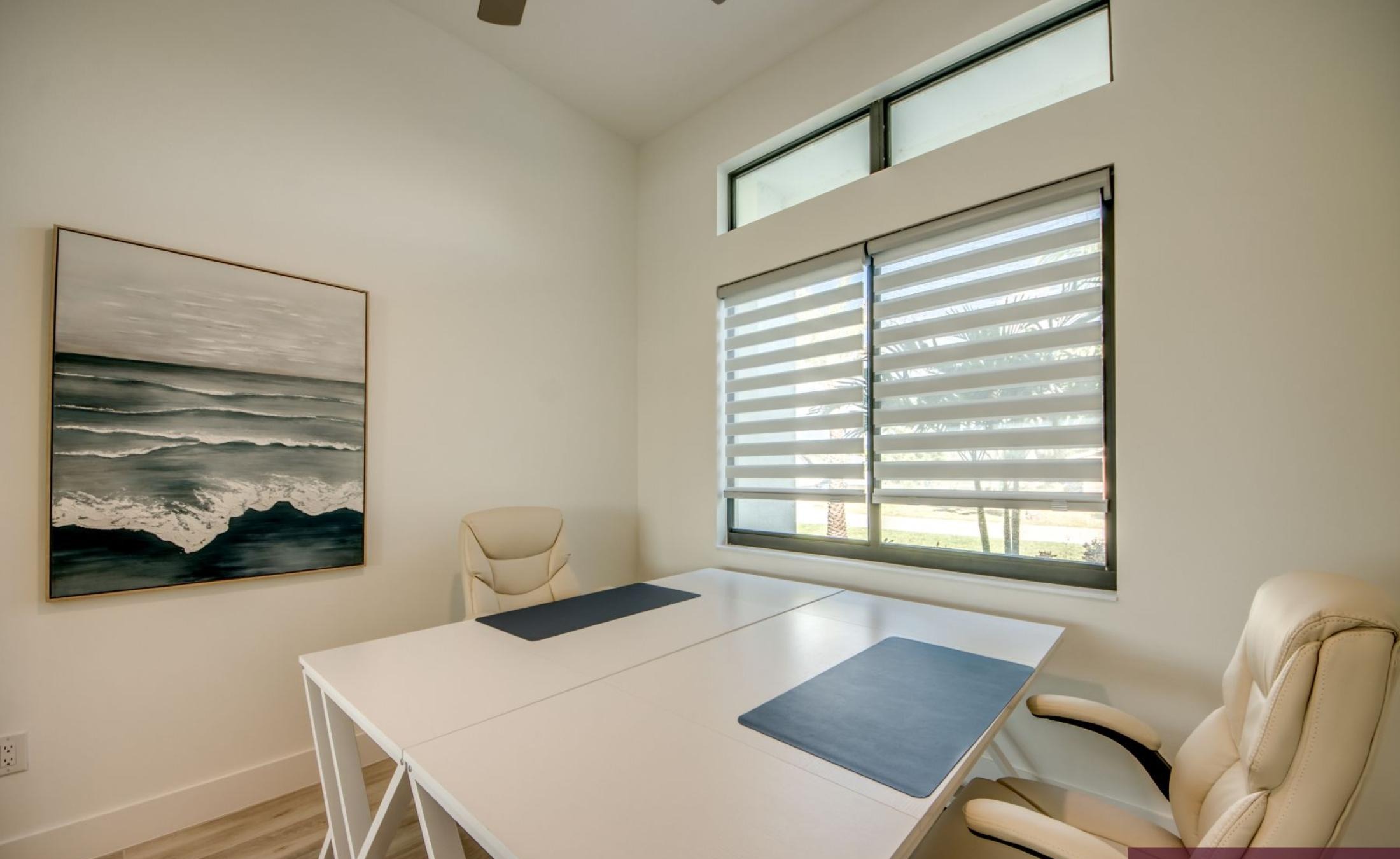 Privates Bootsdock am Kanal mit Blick aufs Wasser.