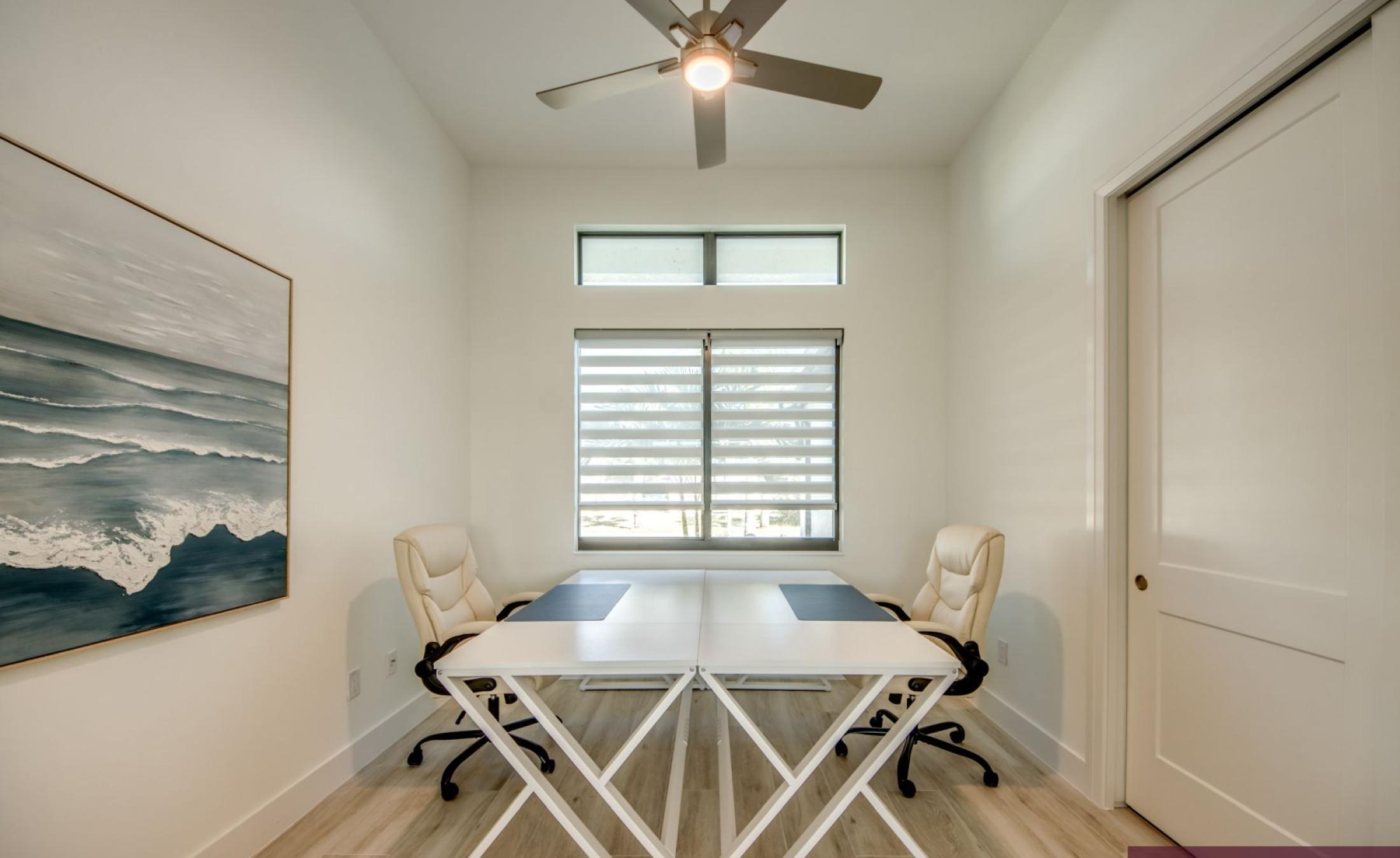 Privates Bootsdock am Kanal mit Blick aufs Wasser.