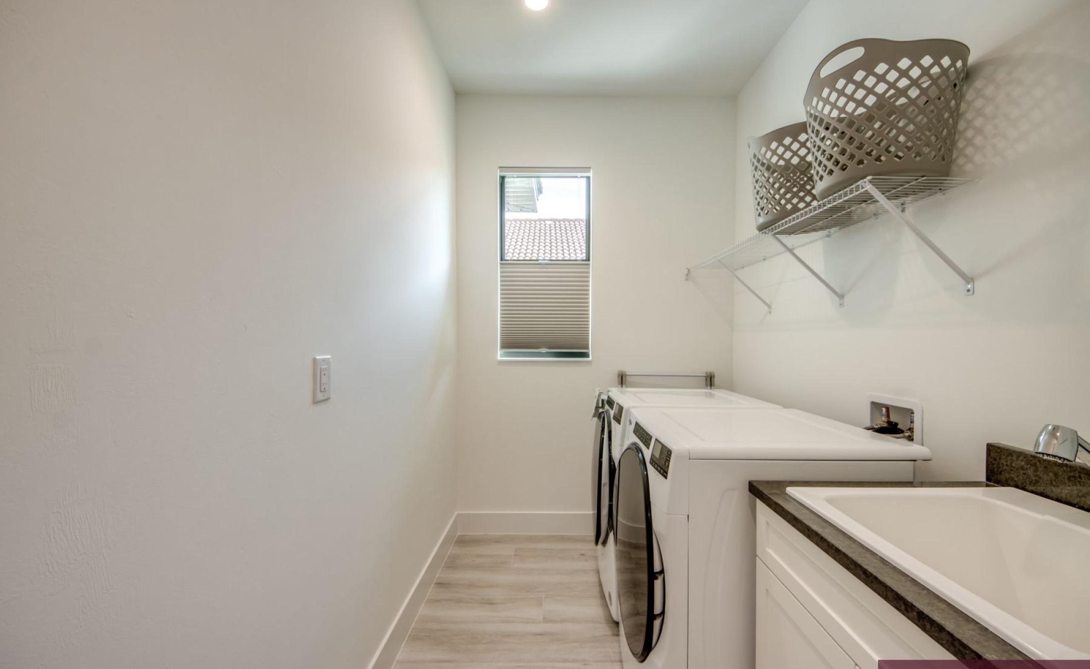 Privates Bootsdock am Kanal mit Blick aufs Wasser.