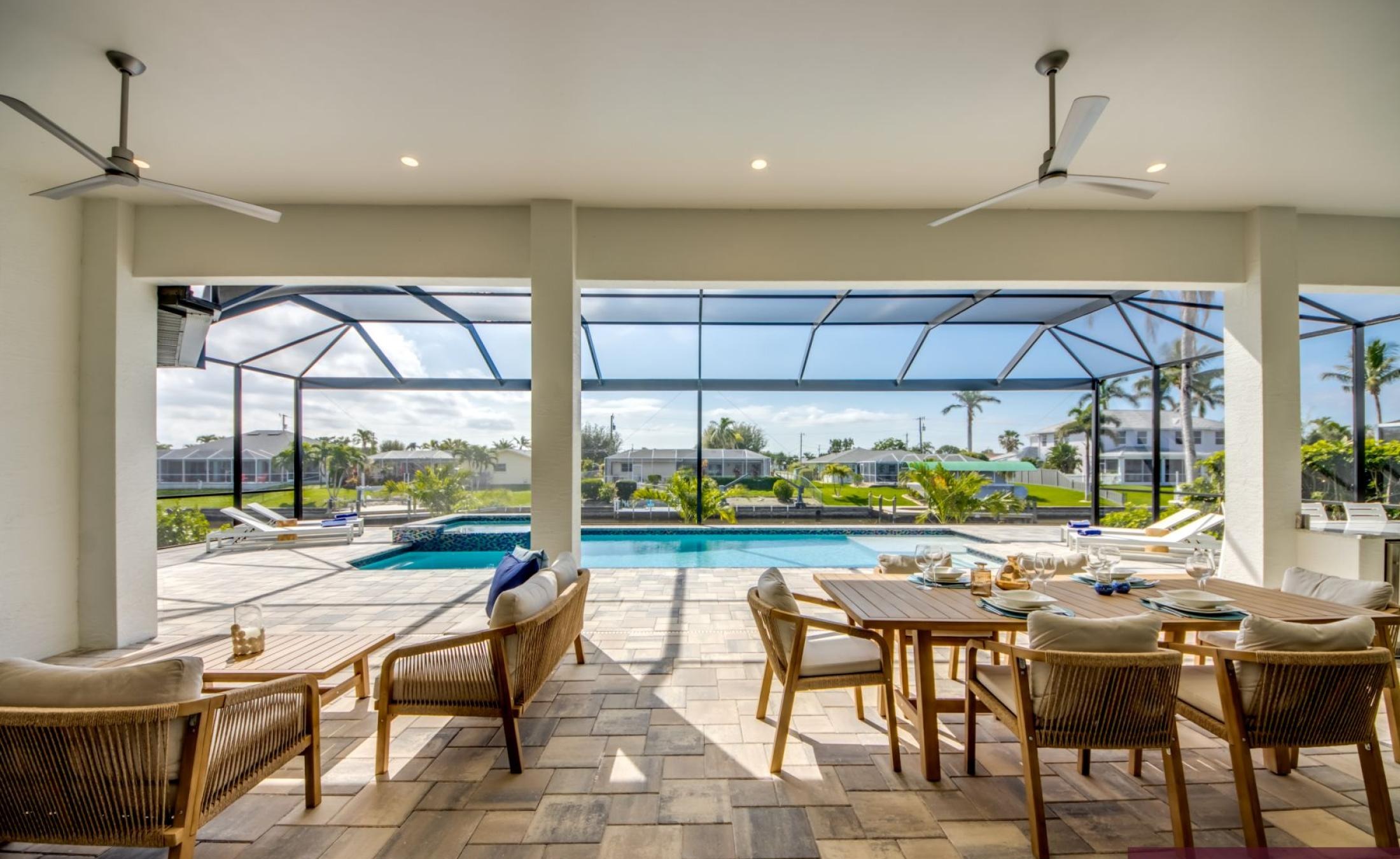 Privates Bootsdock am Kanal mit Blick aufs Wasser.