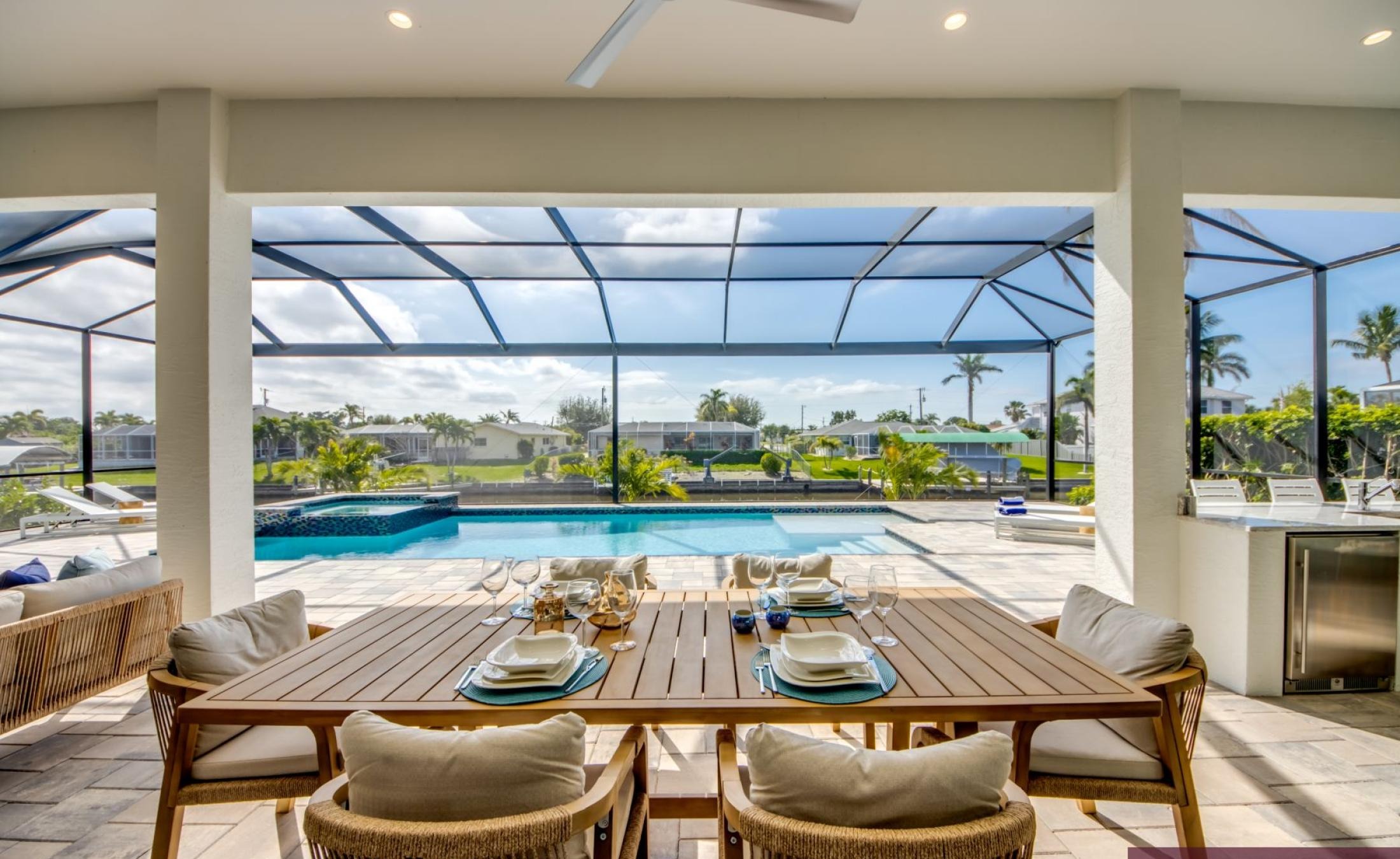 Steg am Wasser mit Bootszugang (Gulf Access) bei Sonnenuntergang.