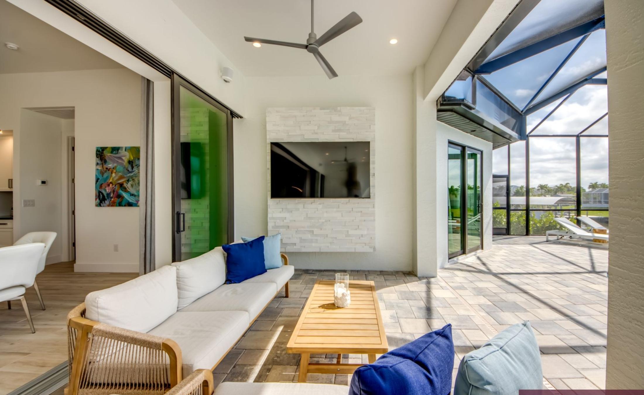 Privates Bootsdock am Kanal mit Blick aufs Wasser.