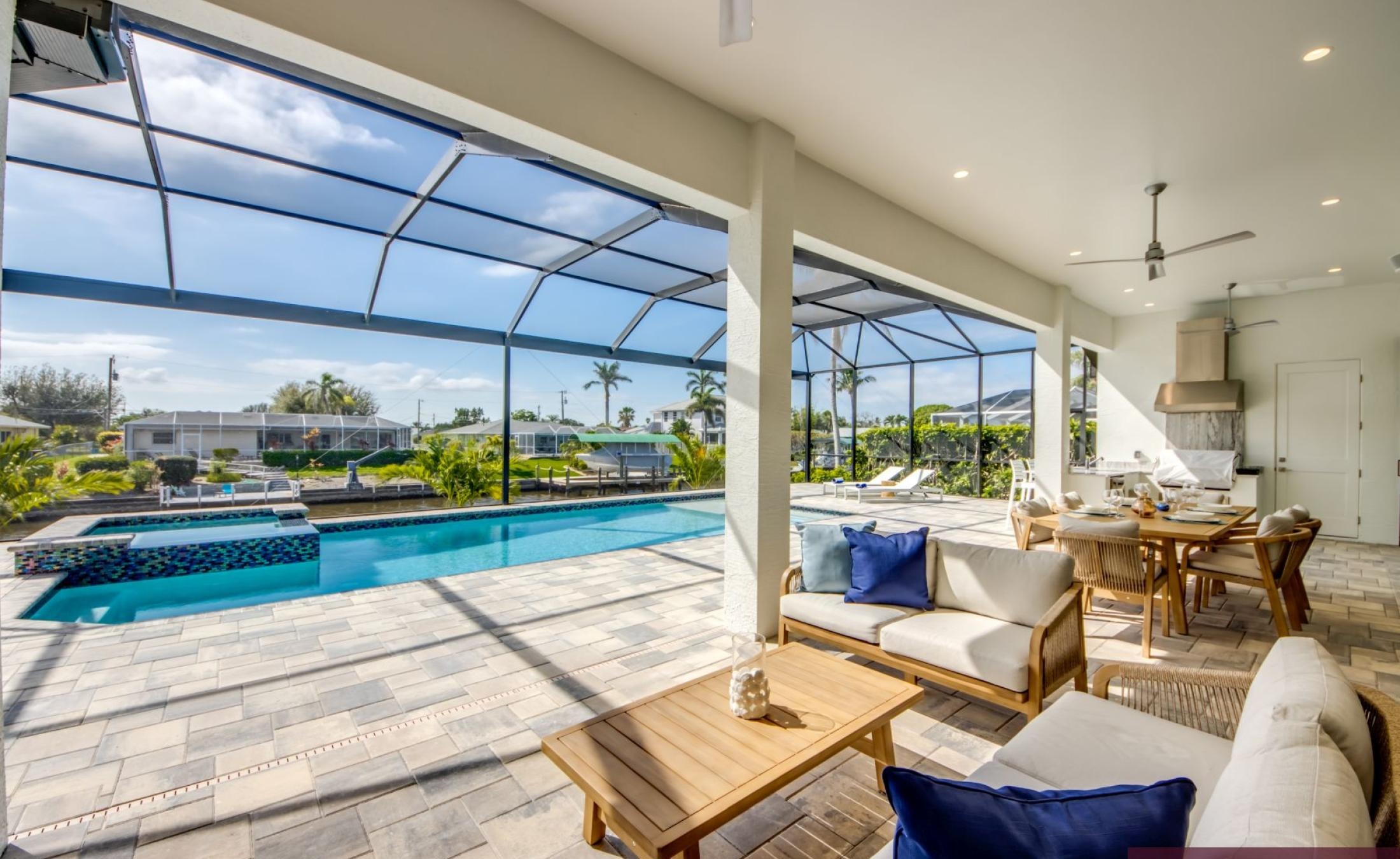 Blick auf Bootsdock am Kanal mit direktem Zugang zum Golf von Mexiko.