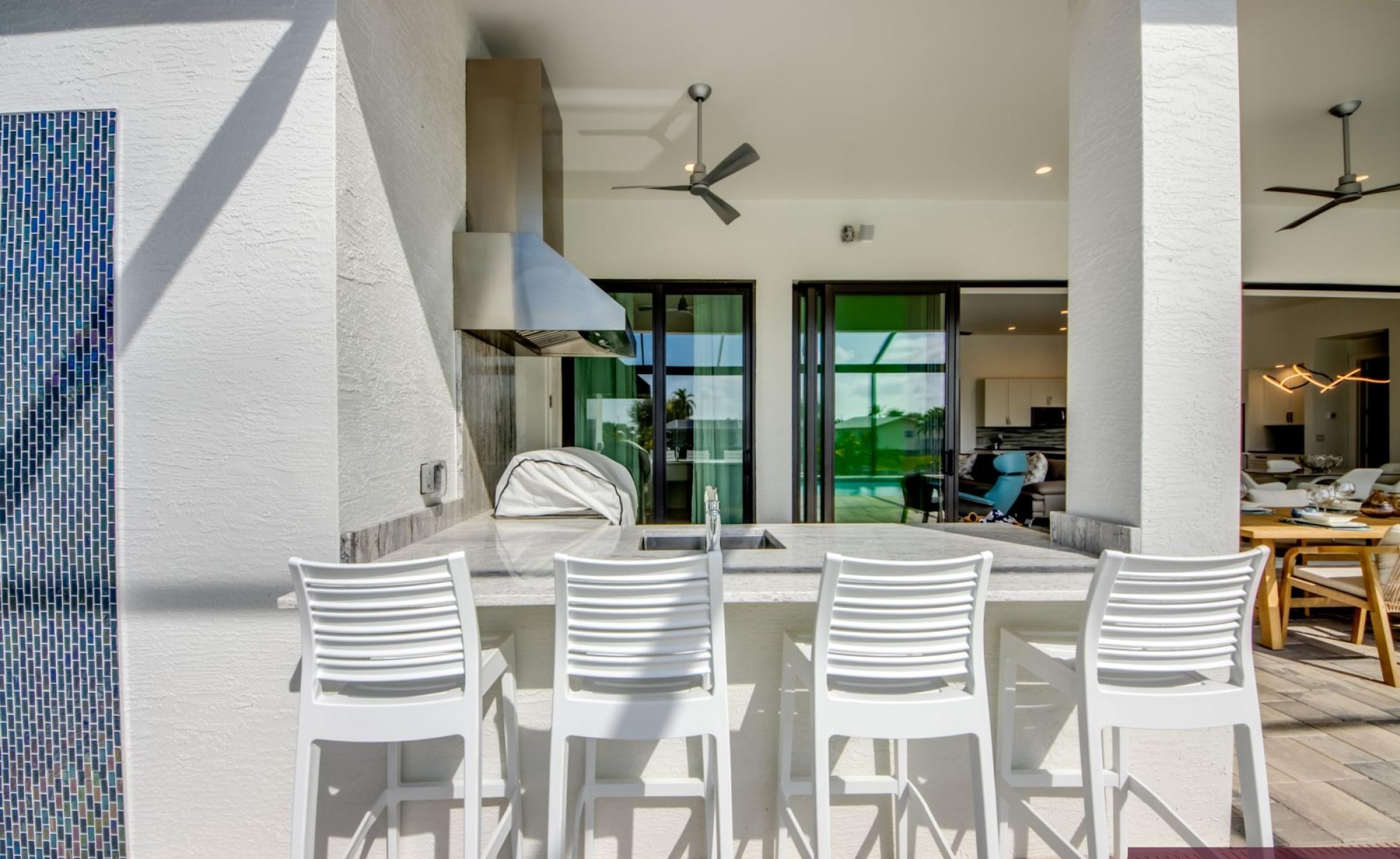 Privates Bootsdock am Kanal mit Blick aufs Wasser.