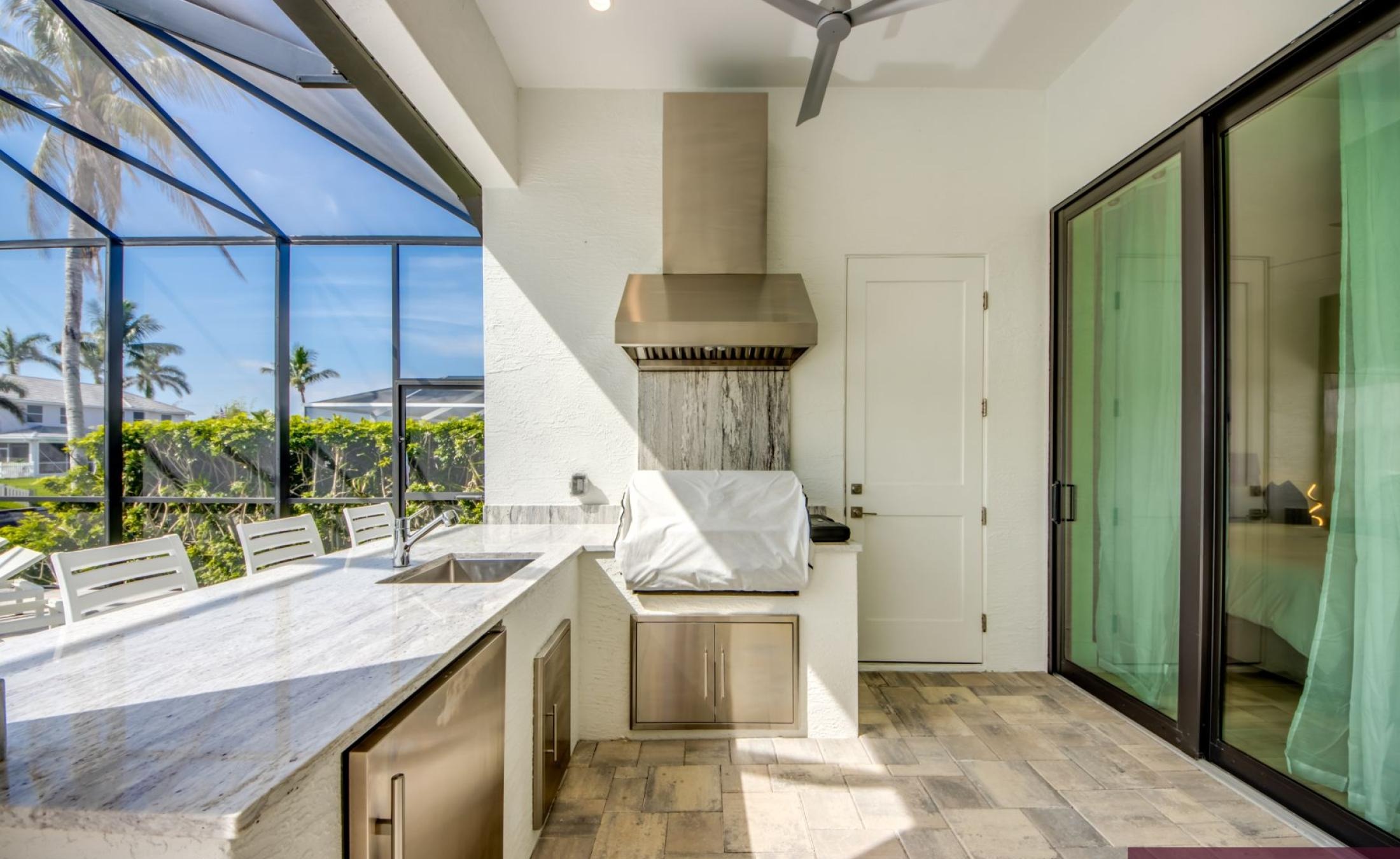 Privates Bootsdock am Kanal mit Blick aufs Wasser.