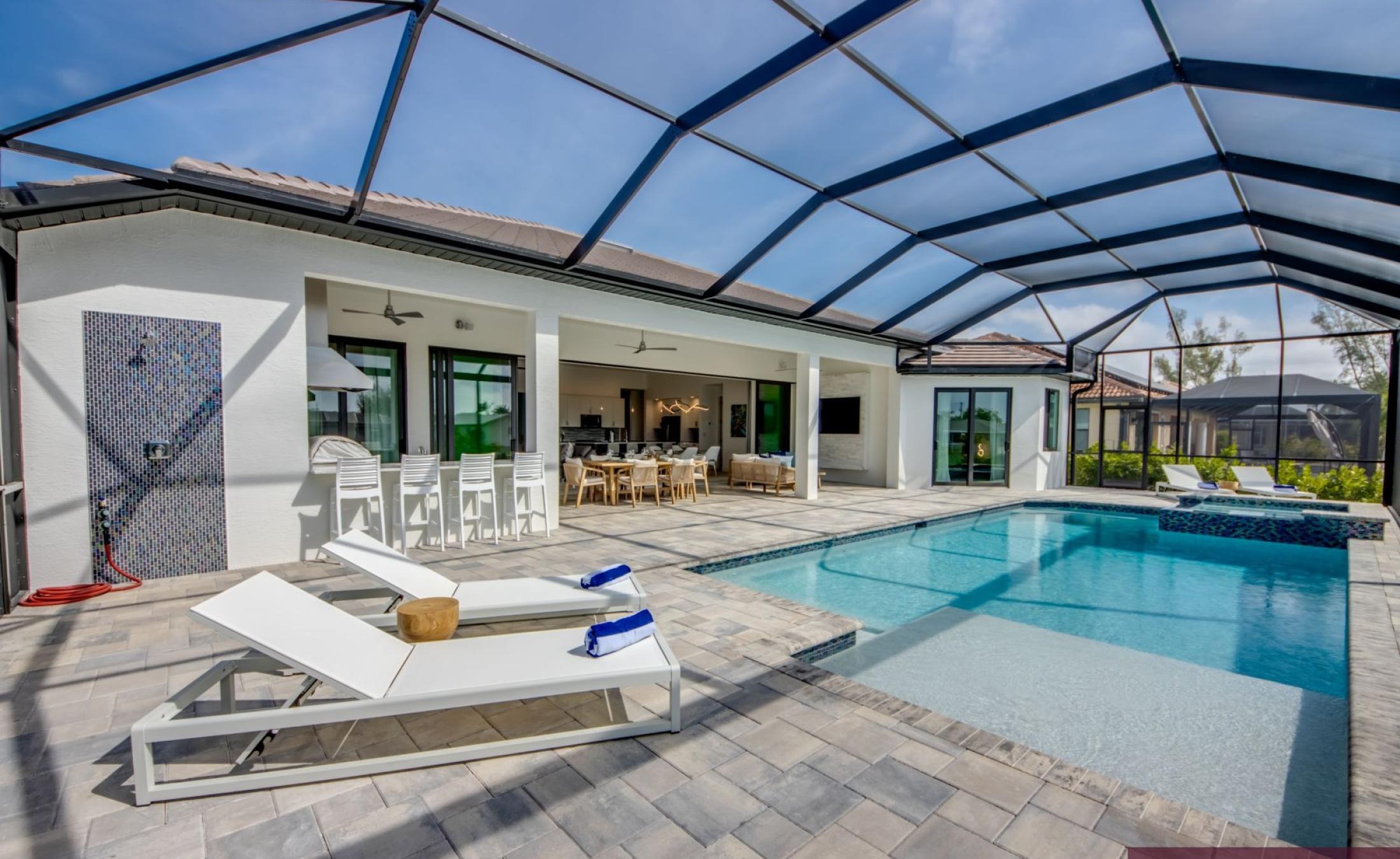 Privates Bootsdock am Kanal mit Blick aufs Wasser.