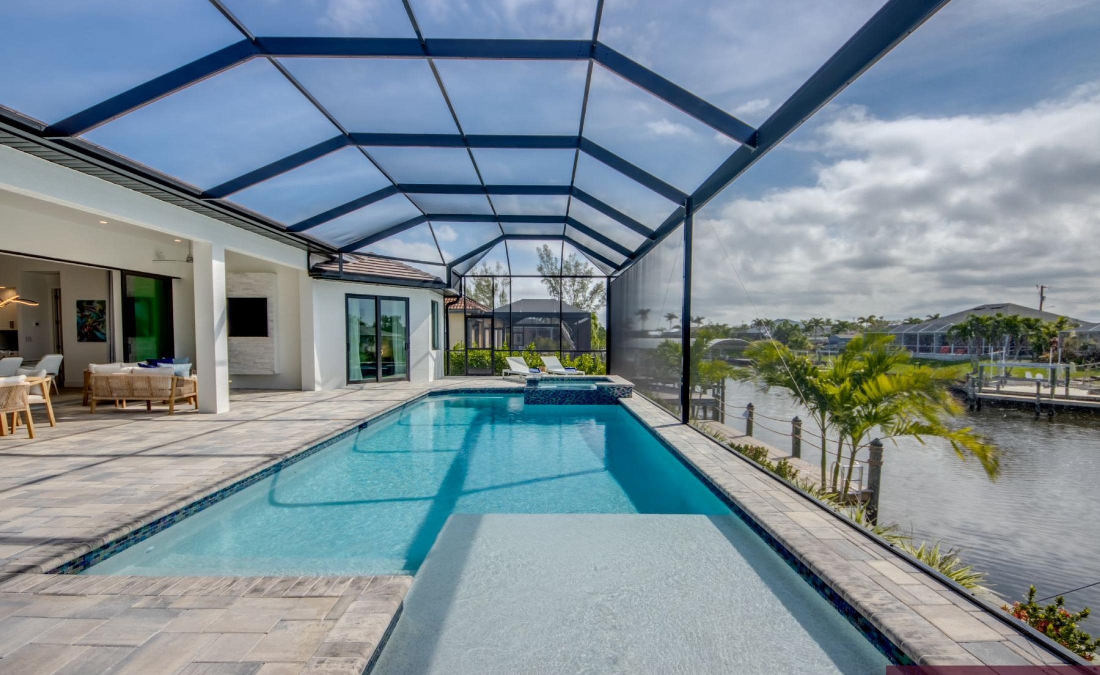 Privates Bootsdock am Kanal mit Blick aufs Wasser.