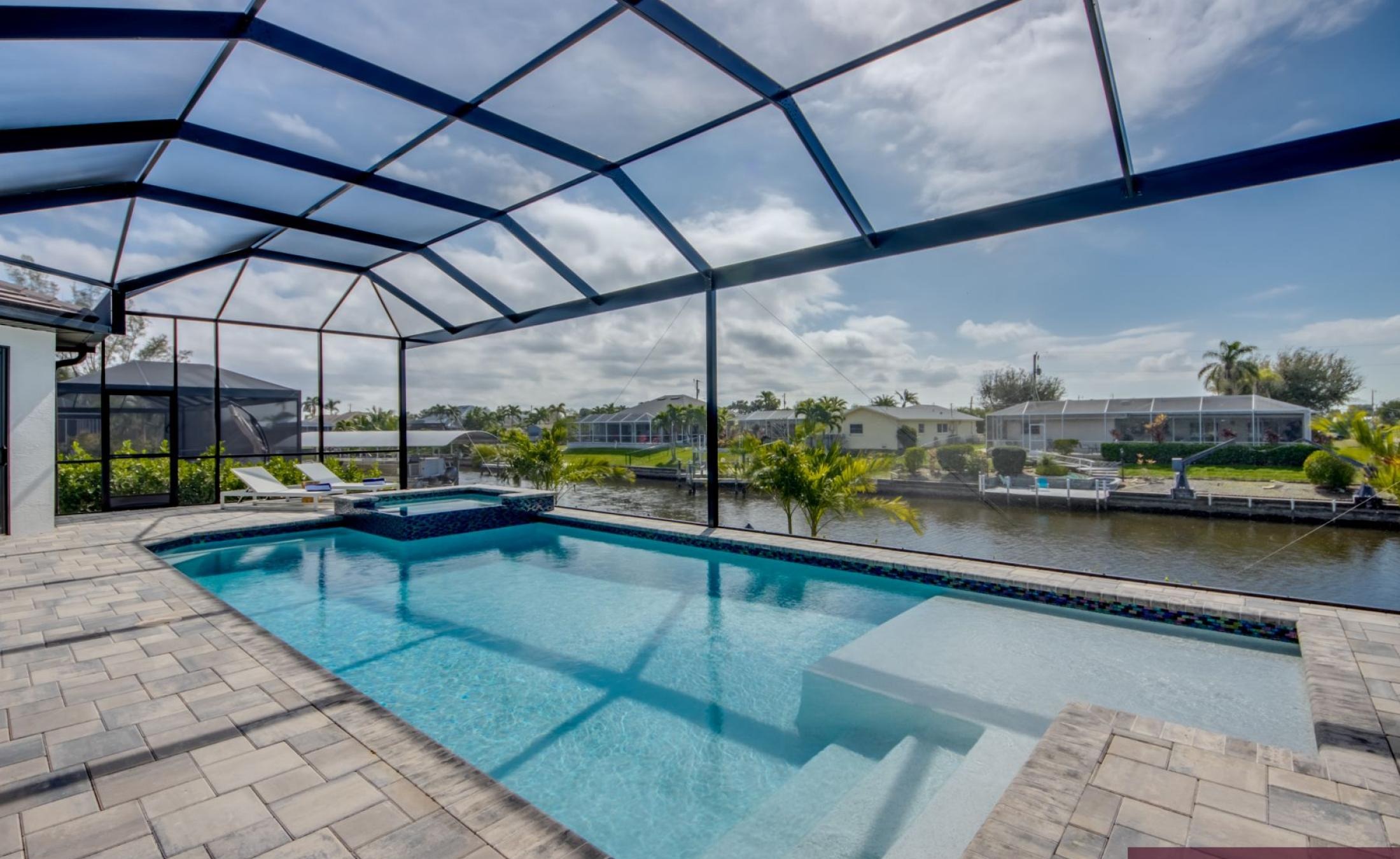 Privates Bootsdock am Kanal mit Blick aufs Wasser.