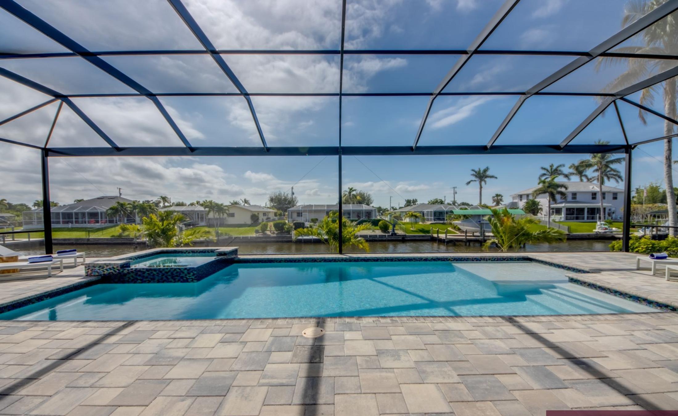 Privates Bootsdock am Kanal mit Blick aufs Wasser.