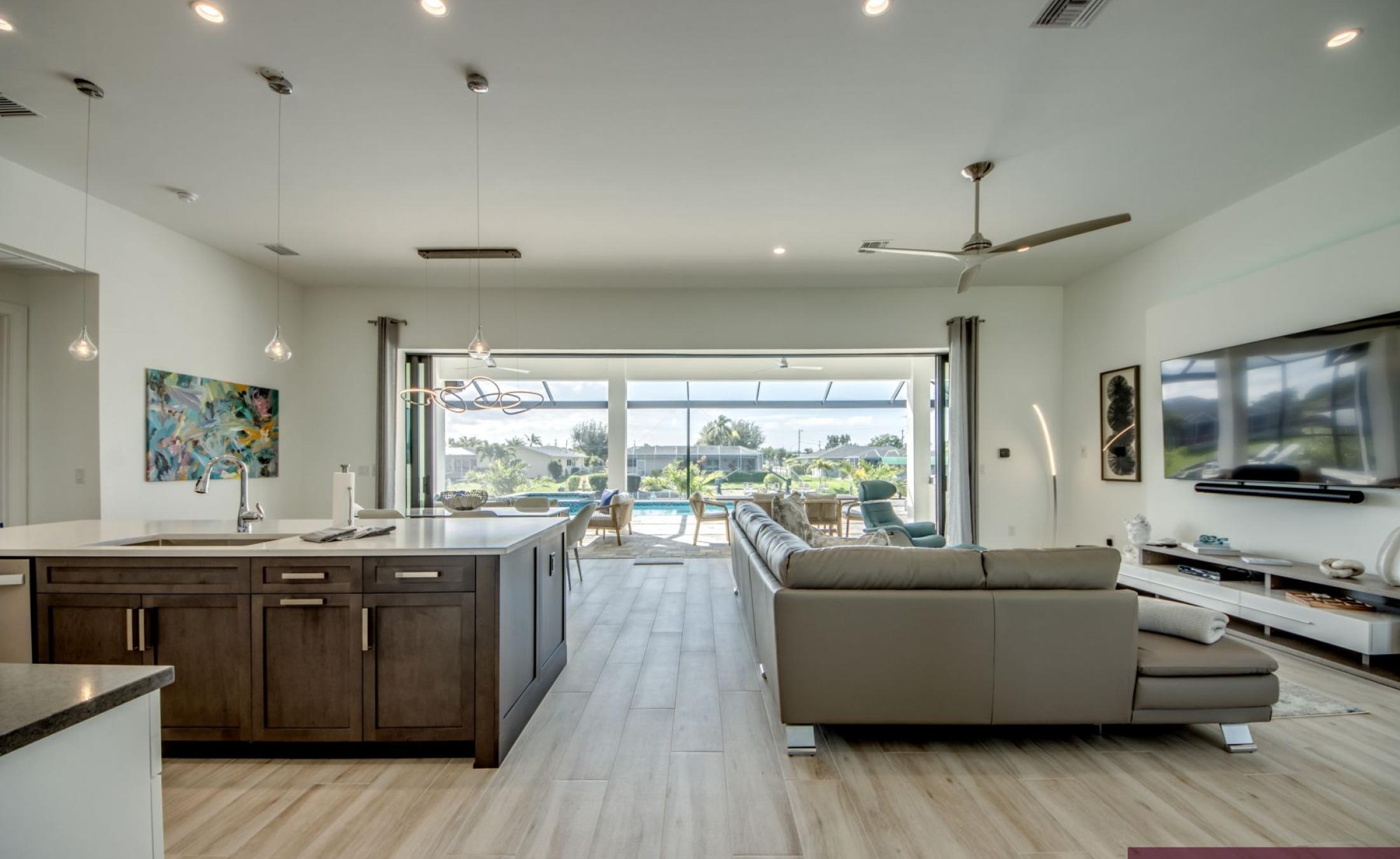 Privates Bootsdock am Kanal mit Blick aufs Wasser.