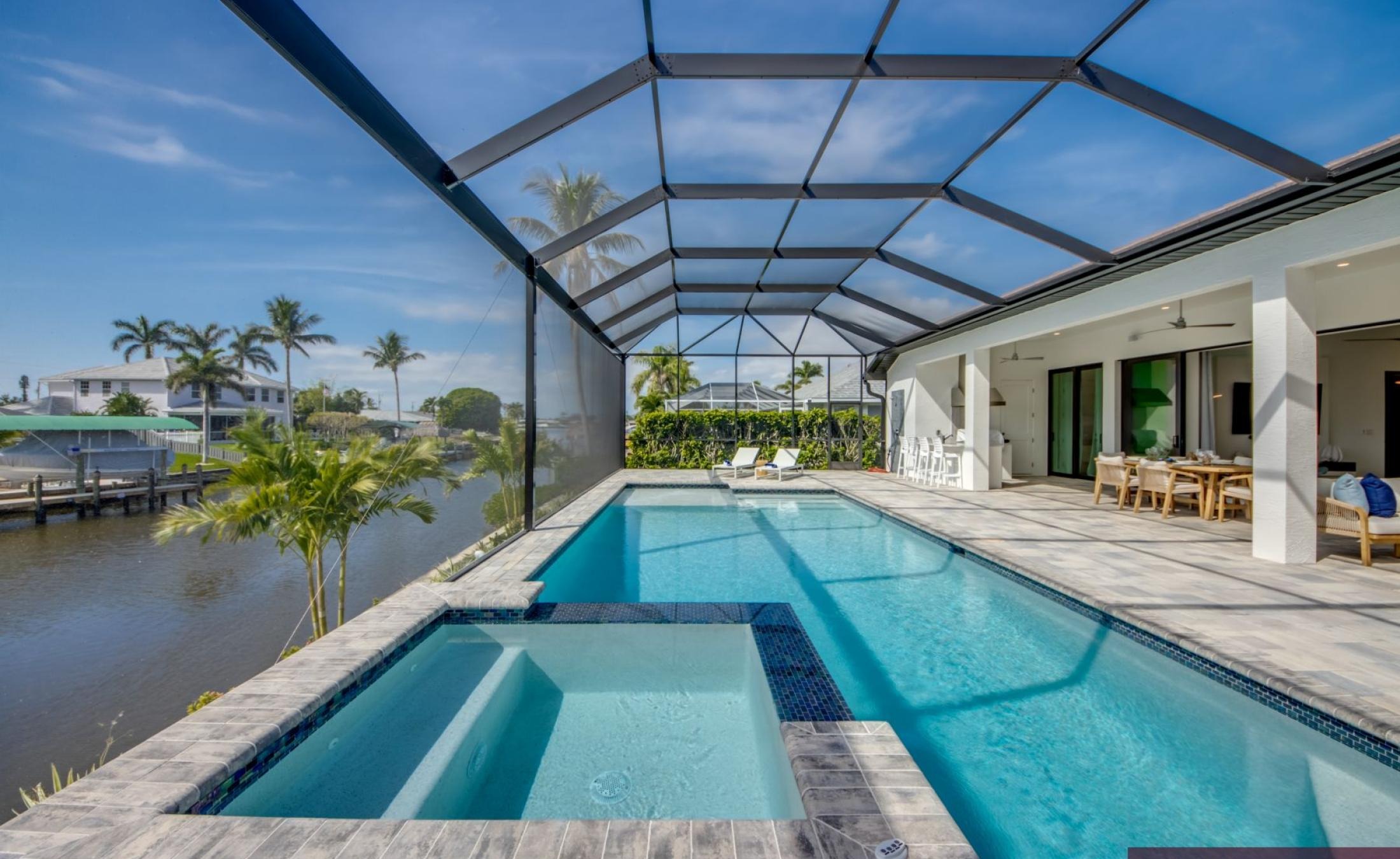 Privates Bootsdock am Kanal mit Blick aufs Wasser.