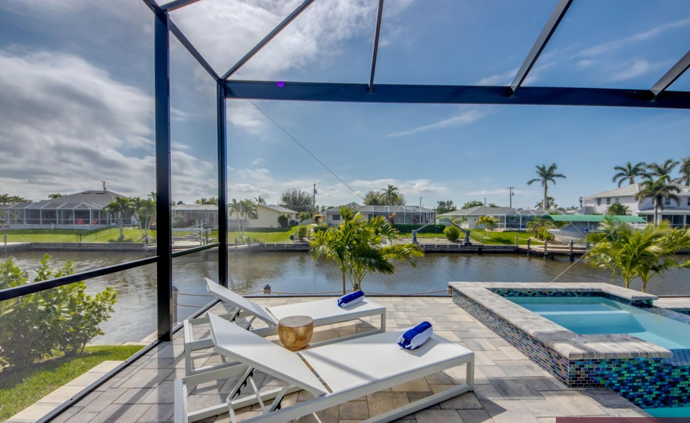 Privates Bootsdock am Kanal mit Blick aufs Wasser.