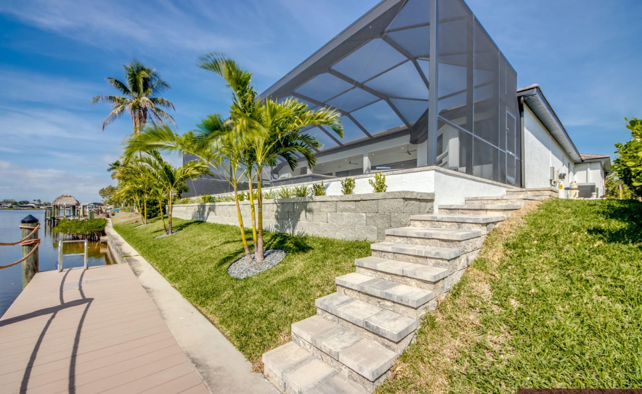Privates Bootsdock am Kanal mit Blick aufs Wasser.