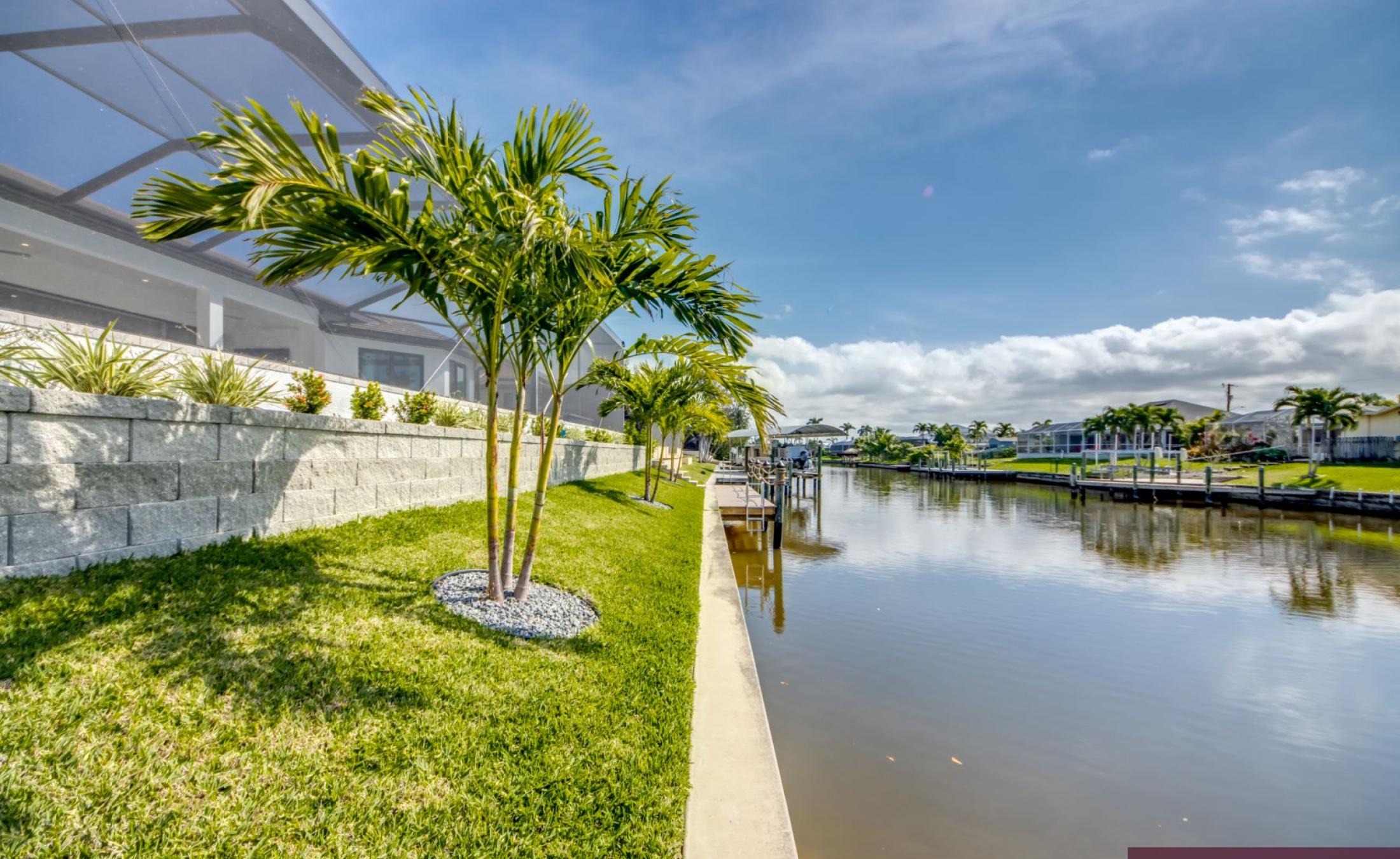 Privates Bootsdock am Kanal mit Blick aufs Wasser.