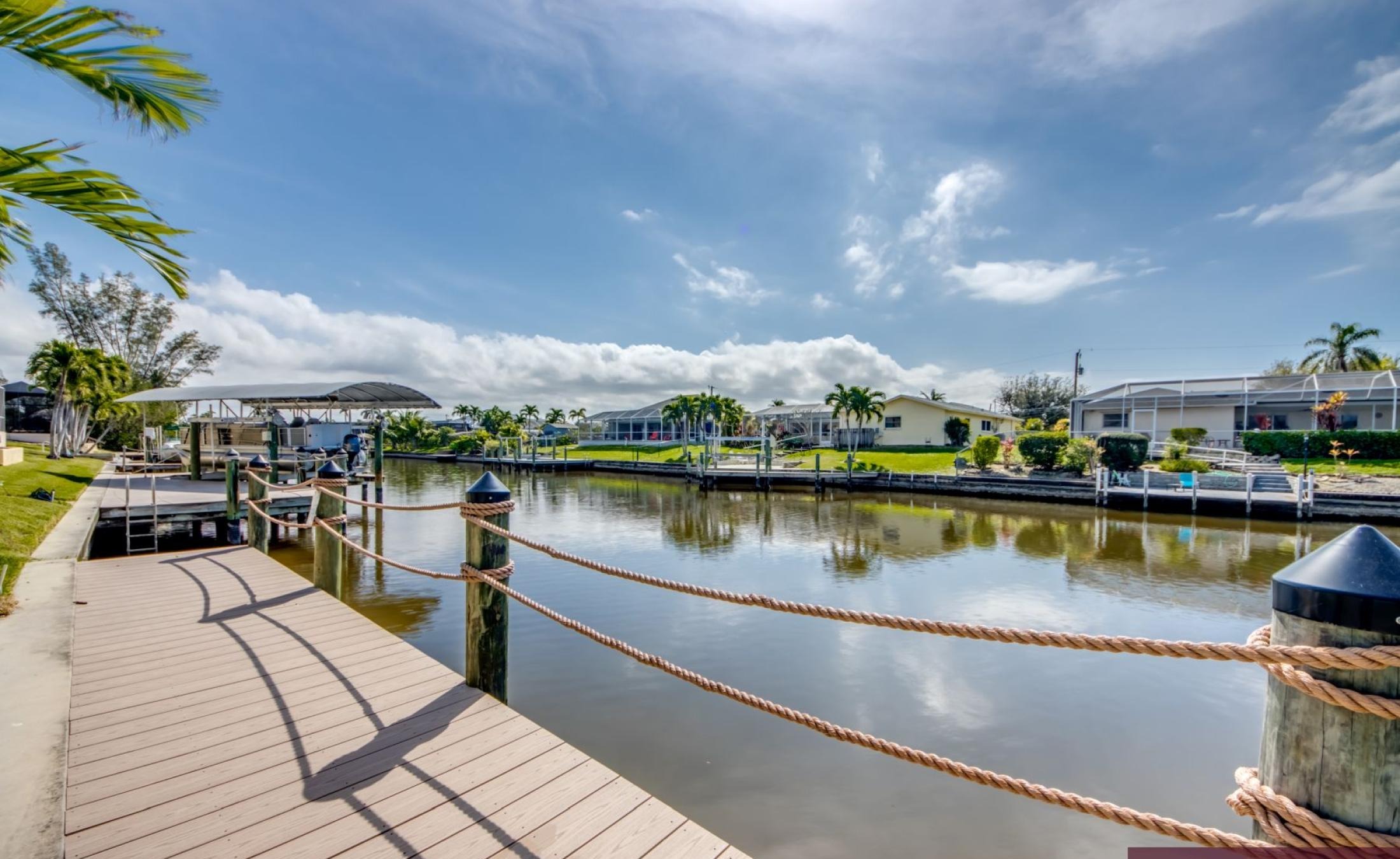 Privates Bootsdock am Kanal mit Blick aufs Wasser.