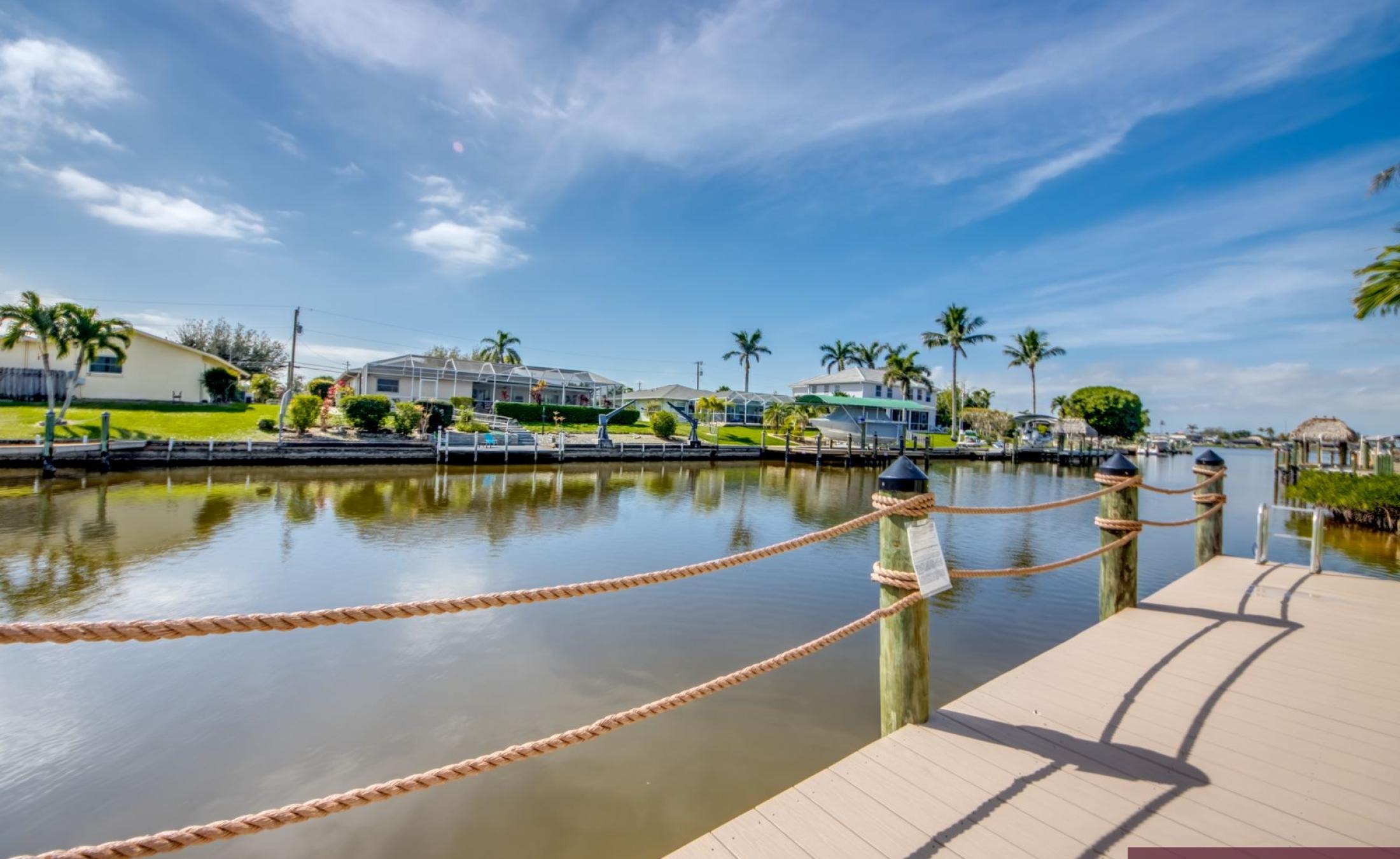 Privates Bootsdock am Kanal mit Blick aufs Wasser.