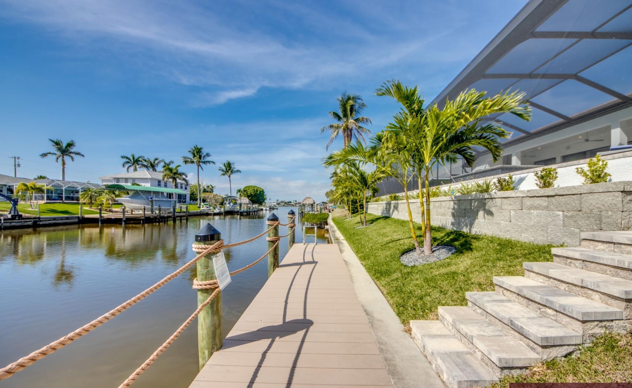 Privates Bootsdock am Kanal mit Wasserblick.