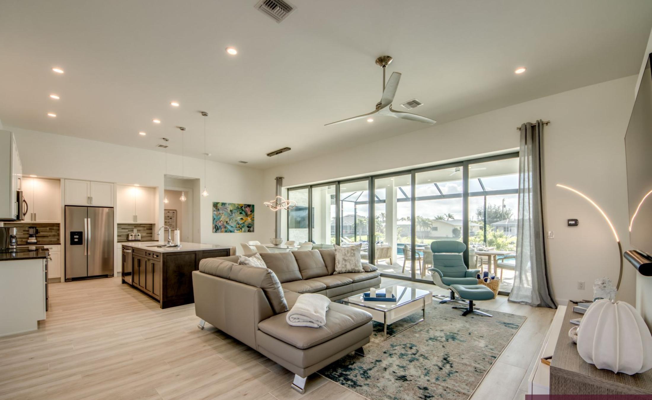 Privates Bootsdock am Kanal mit Blick aufs Wasser.