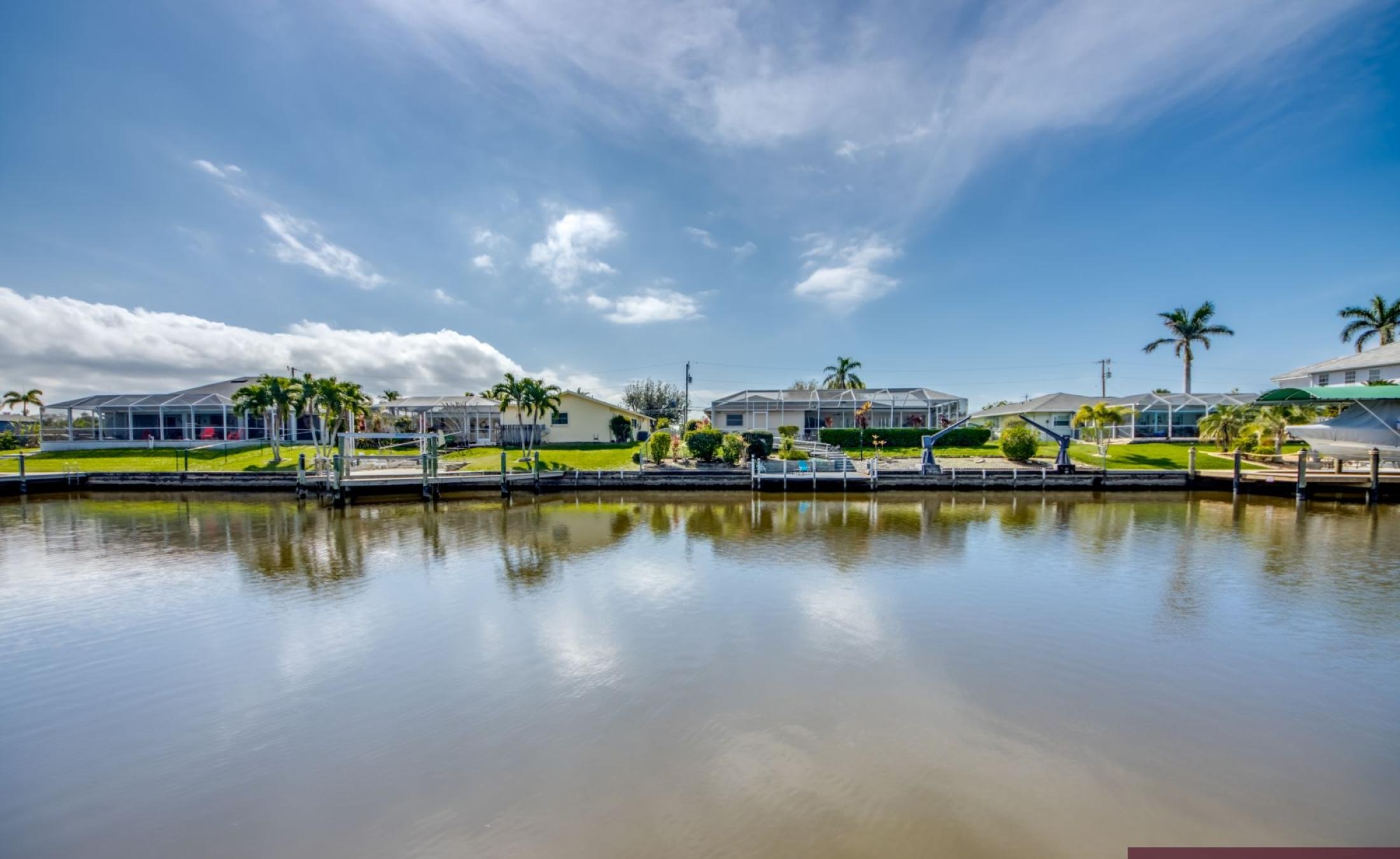 Privates Bootsdock am Kanal mit Blick aufs Wasser.