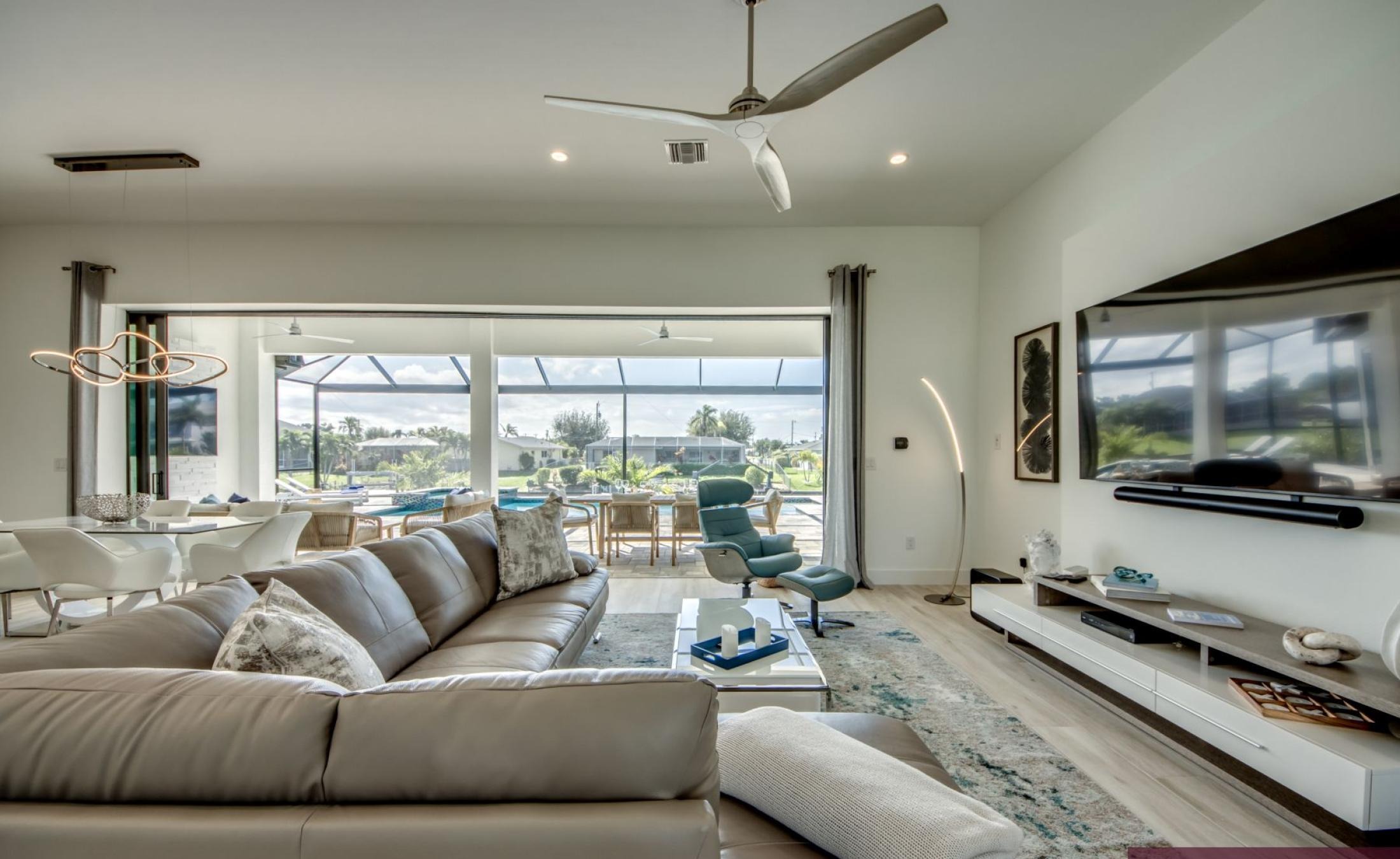 Privates Bootsdock am Kanal mit Blick aufs Wasser.