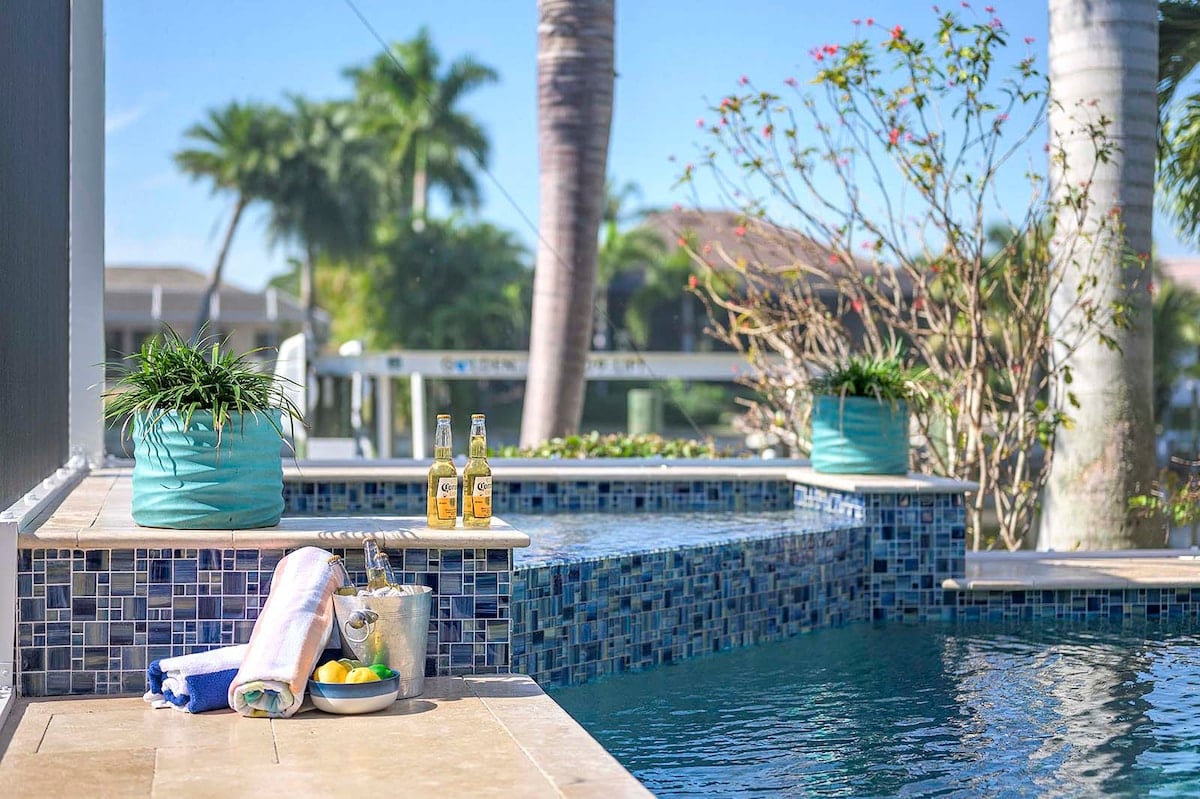 Einstöckiges Ferienhaus am Kanal mit Terrasse und Bootslift.