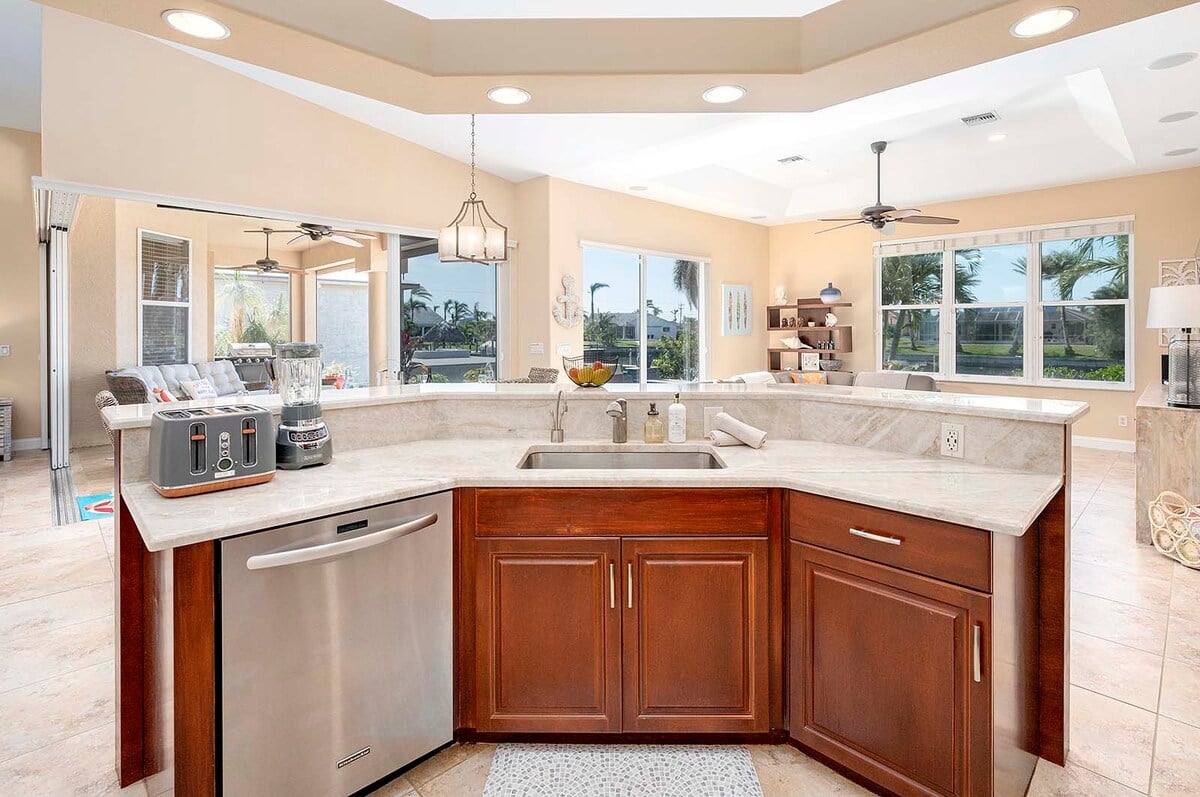 Überdachte Lanai mit Essbereich und Blick auf den Kanal.