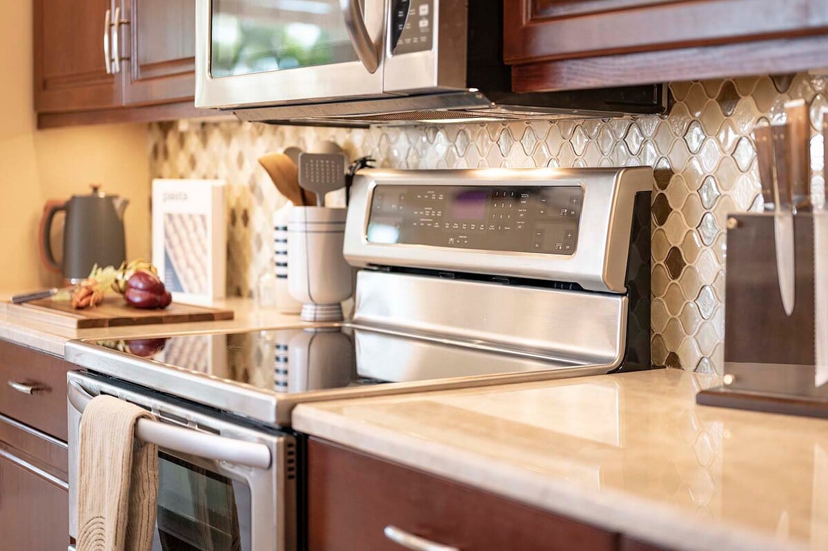 Überdachte Lanai mit Essbereich und Blick auf den Kanal.