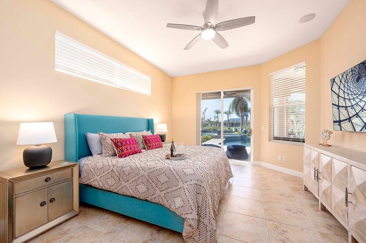 Überdachte Lanai mit Essbereich und Blick auf den Kanal.